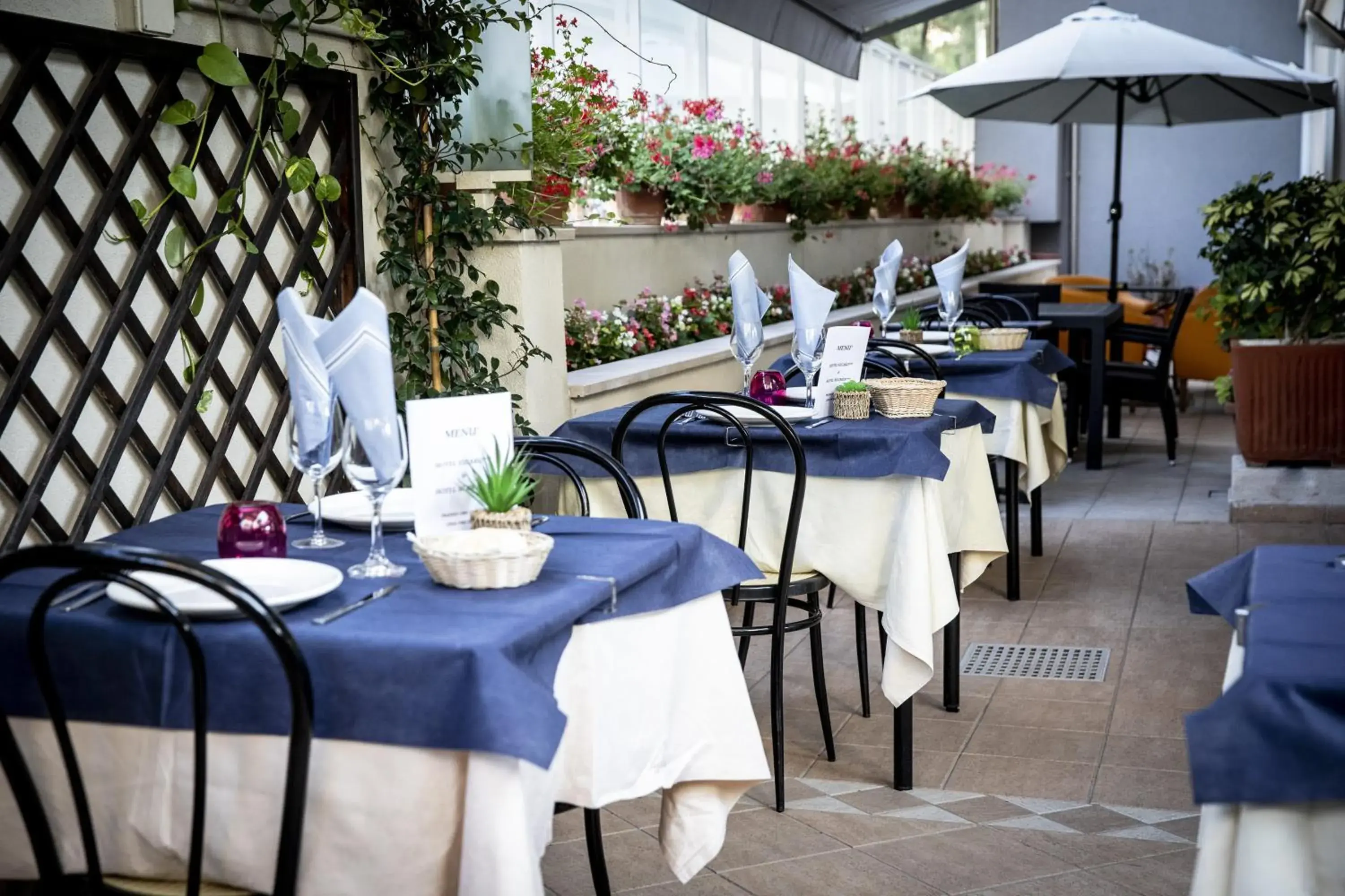 Patio, Restaurant/Places to Eat in Hotel Figaro & Apartments