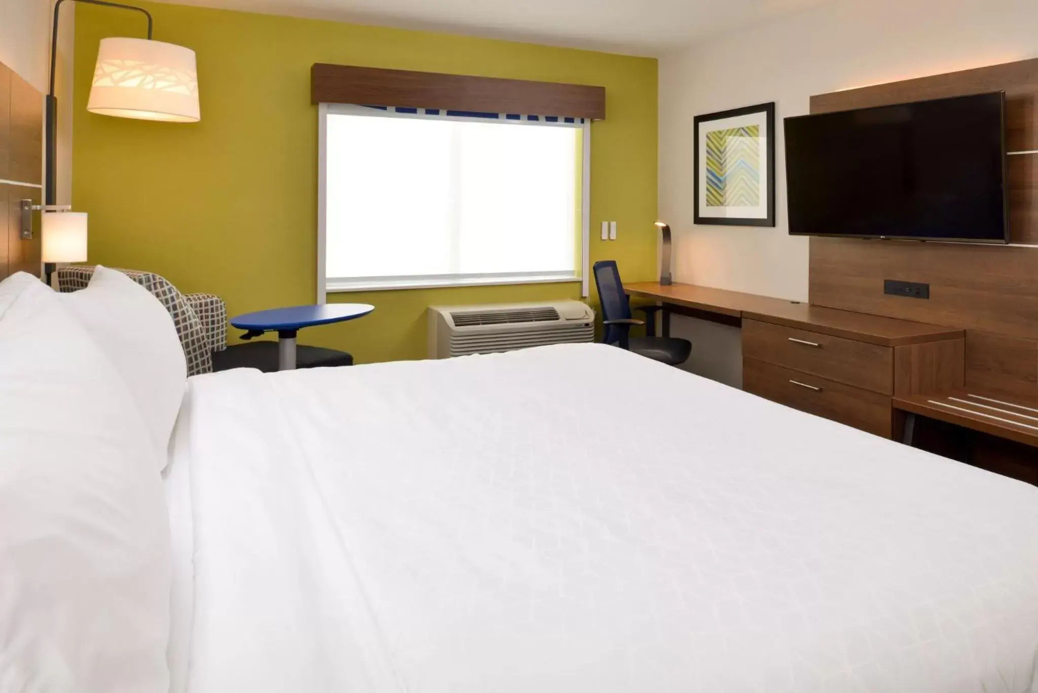 Photo of the whole room, Bed in Holiday Inn Express & Suites - Ottumwa, an IHG Hotel