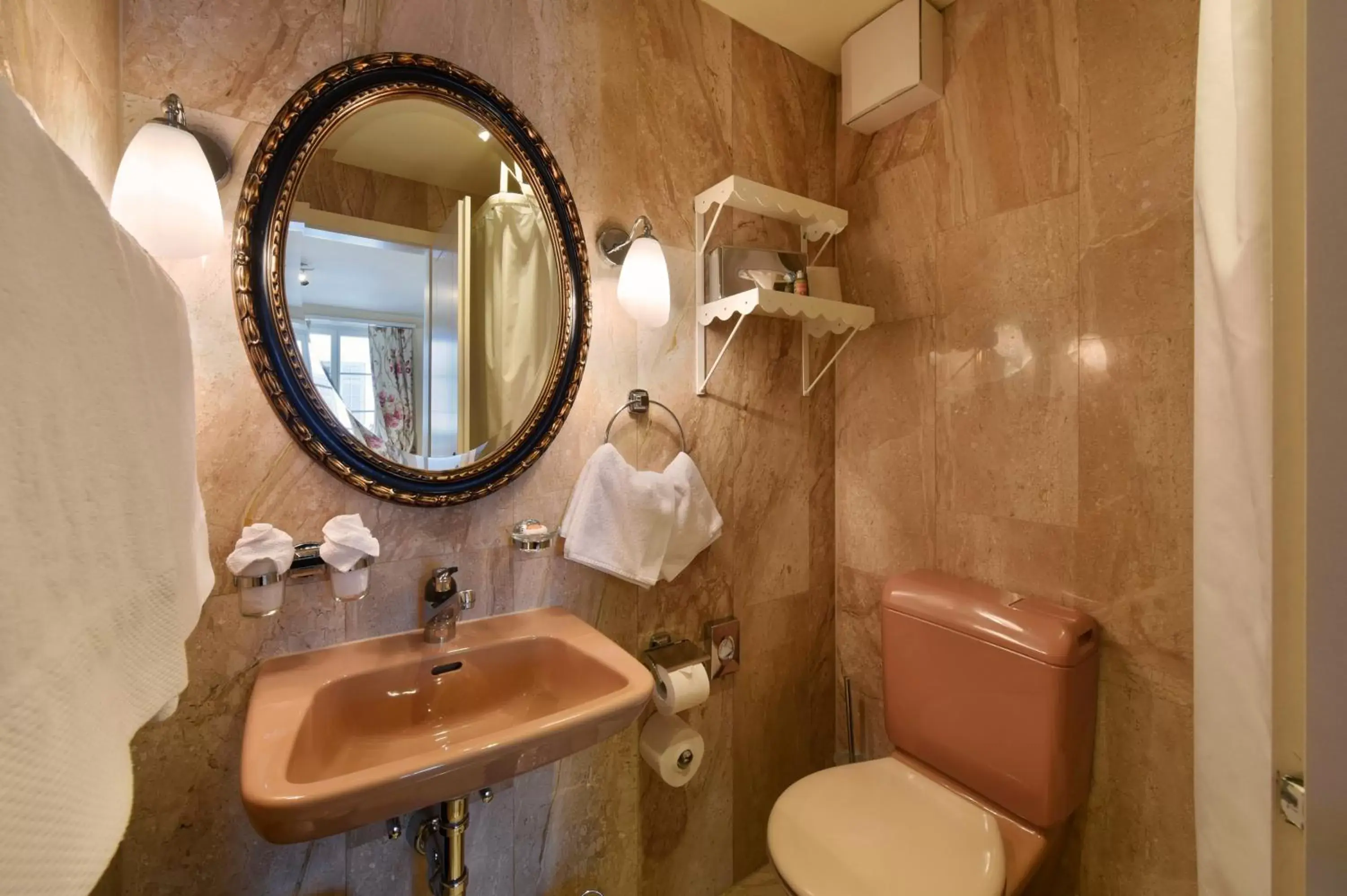 Photo of the whole room, Bathroom in Romantik Hotel Schwan