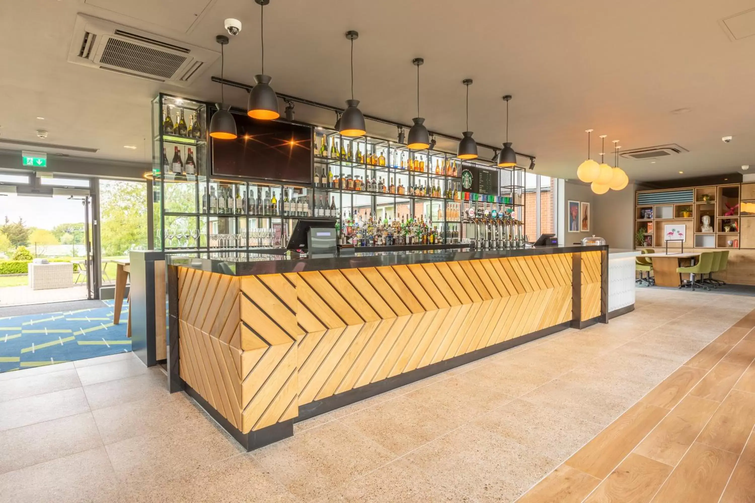 Lounge or bar in Holiday Inn Basildon by IHG Lounge or bar in Holiday Inn Basildon by IHG