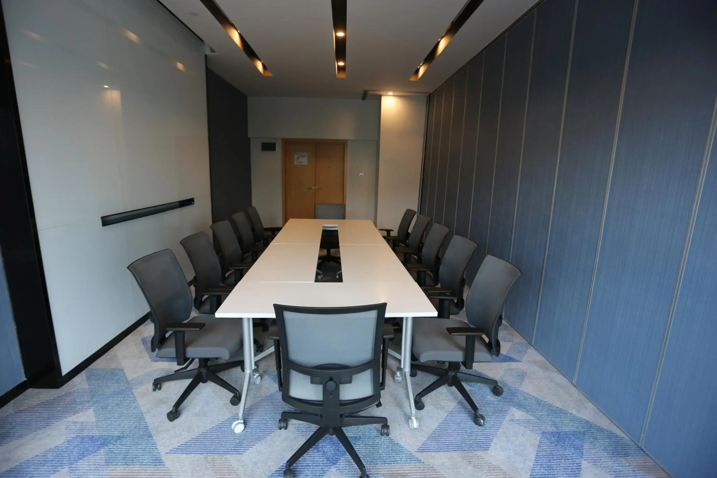 Meeting/conference room in Holiday Inn Express - Wuhan Optical Valley, an IHG Hotel