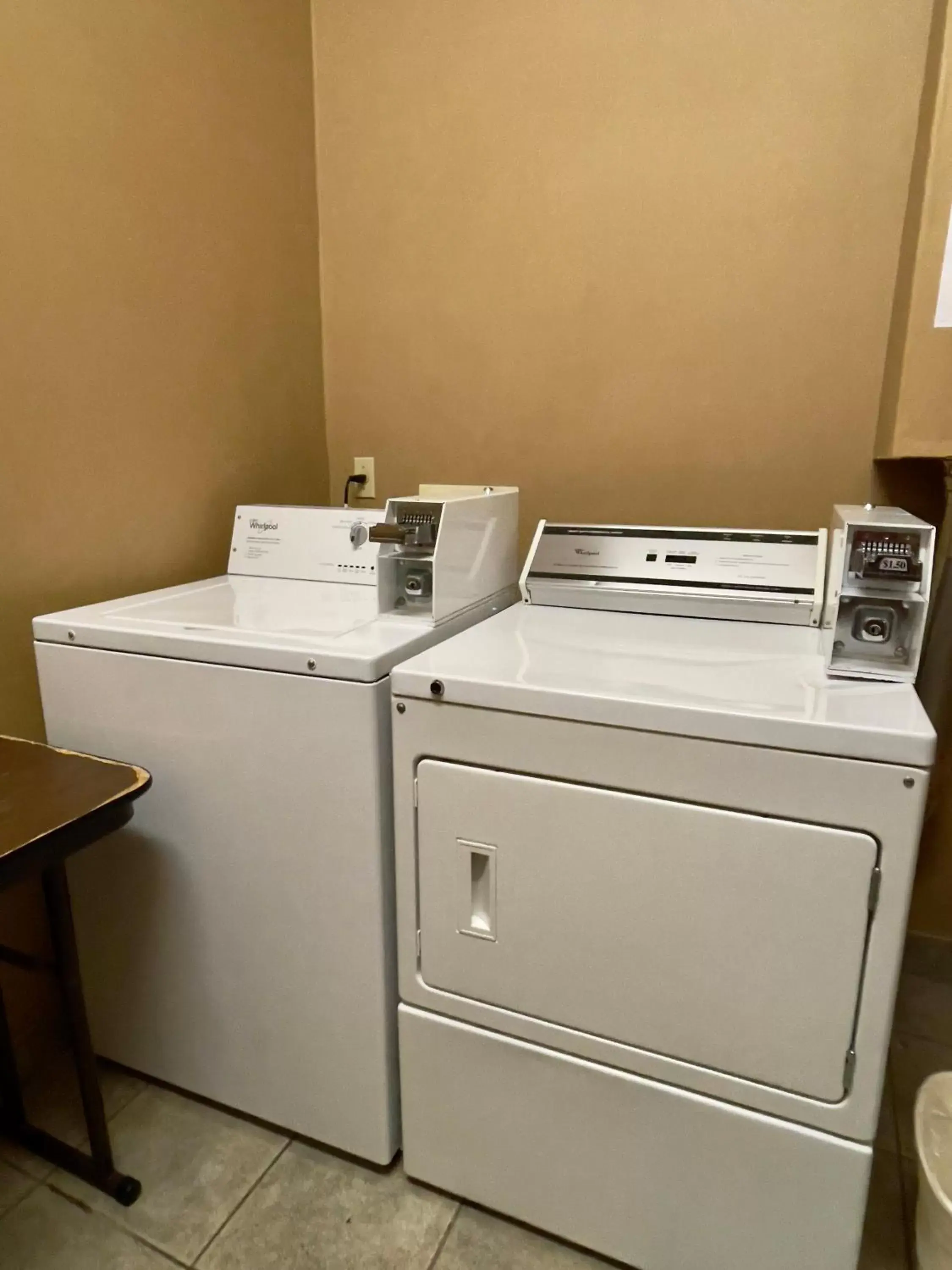 washing machine, Kitchen/Kitchenette in Americas Best Value Inn Kilgore