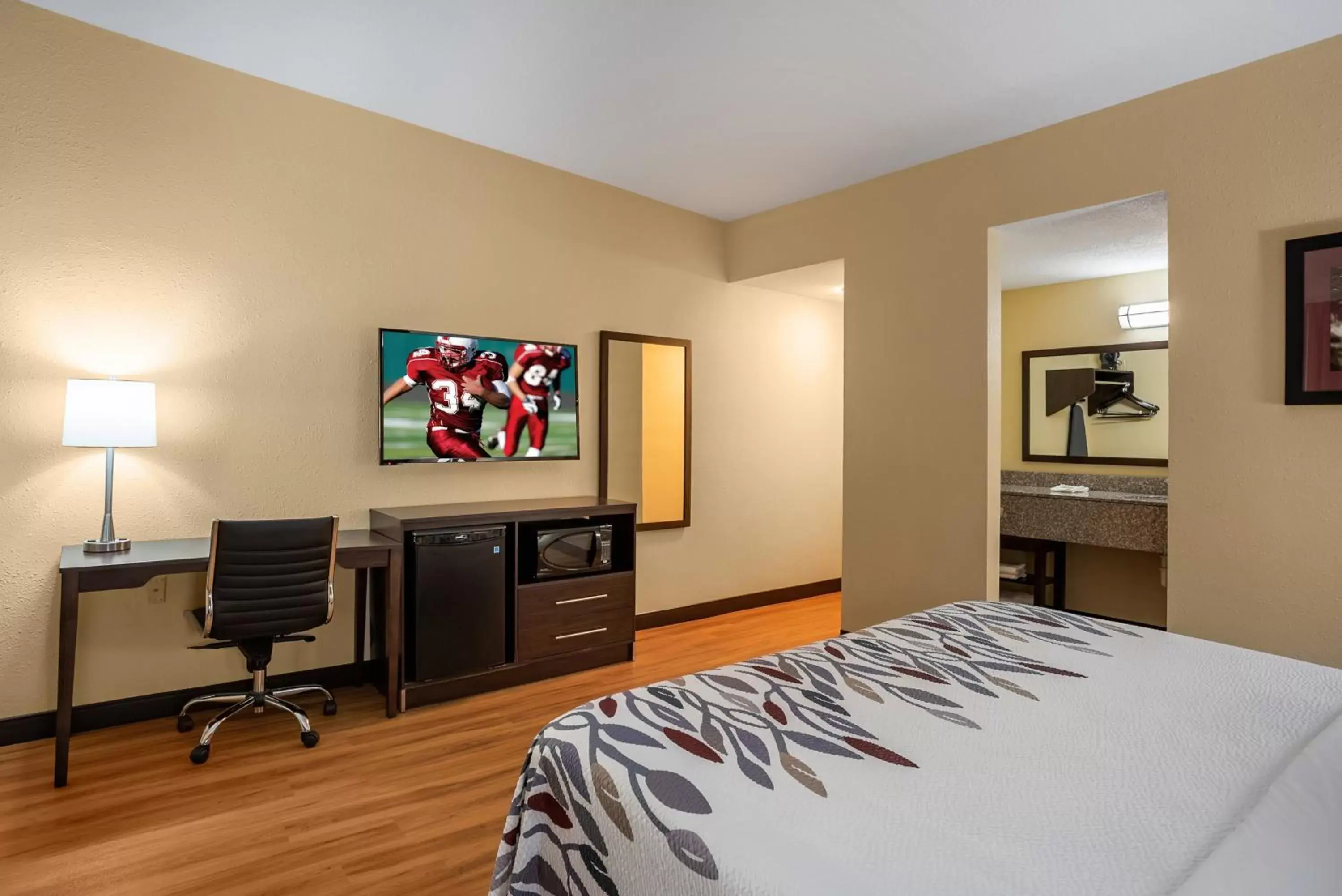 Photo of the whole room, Bed in Red Roof Inn Des Moines Photo of the whole room, Bed in Red Roof Inn Des Moines