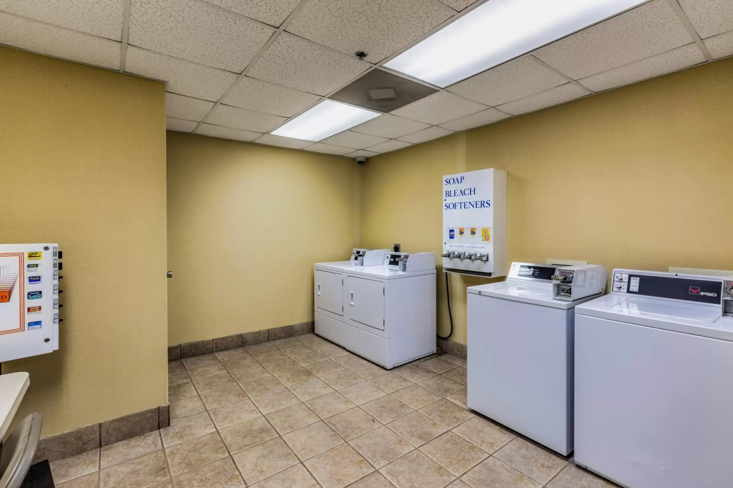 Kitchen/Kitchenette in Park Grove Inn