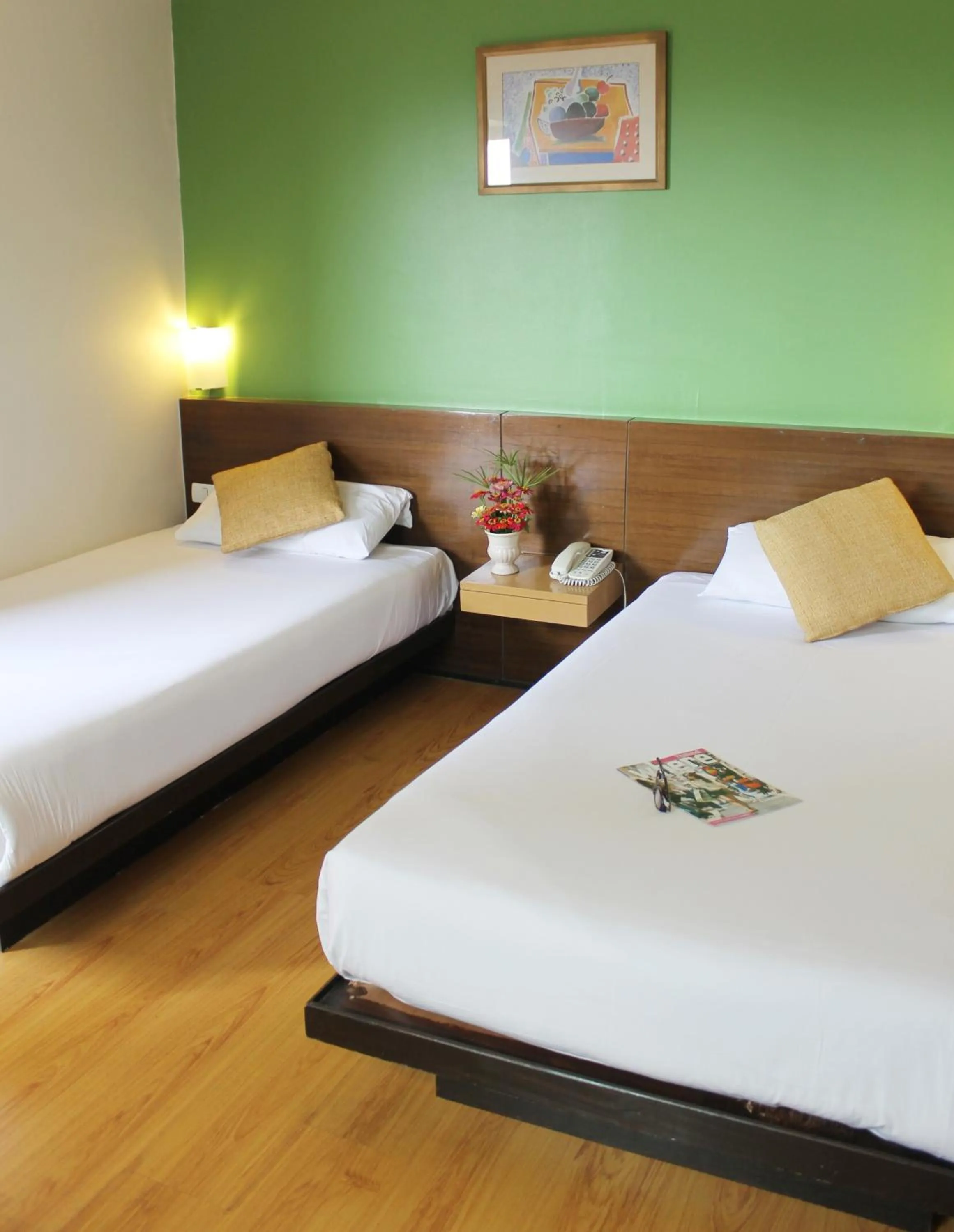 Photo of the whole room, Bed in The Seasons Bangkok Huamark