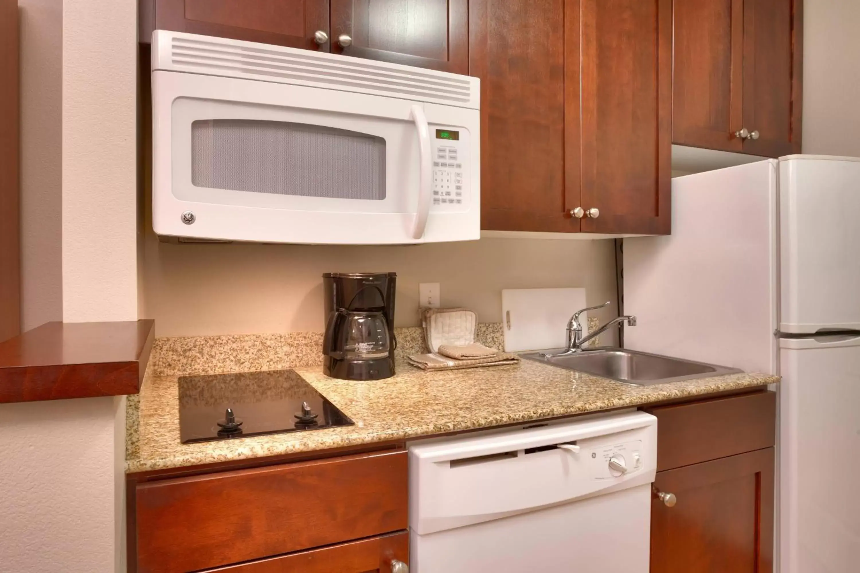 Kitchen or kitchenette, Kitchen/Kitchenette in TownePlace Suites Boise West / Meridian