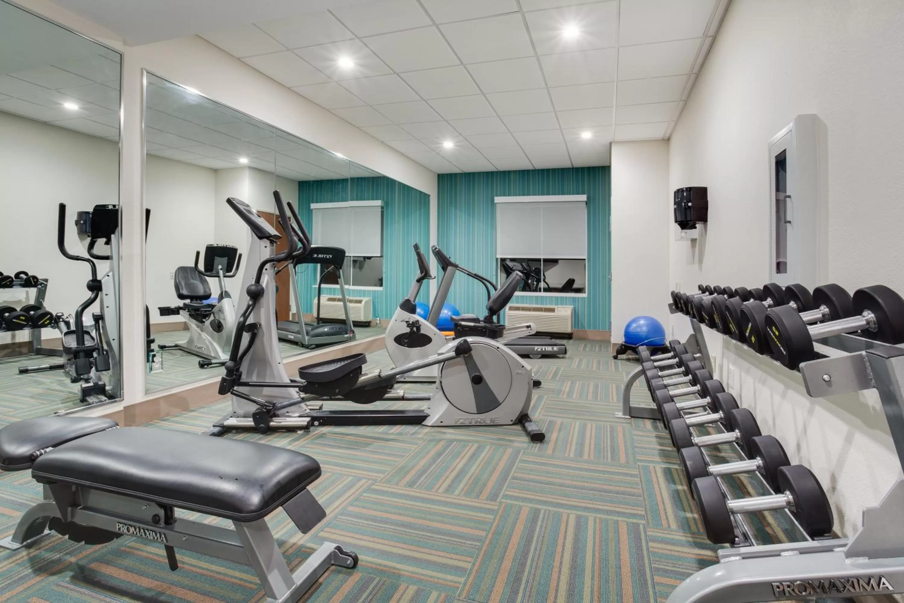 Fitness centre/facilities in Holiday Inn Express & Suites. by IHG