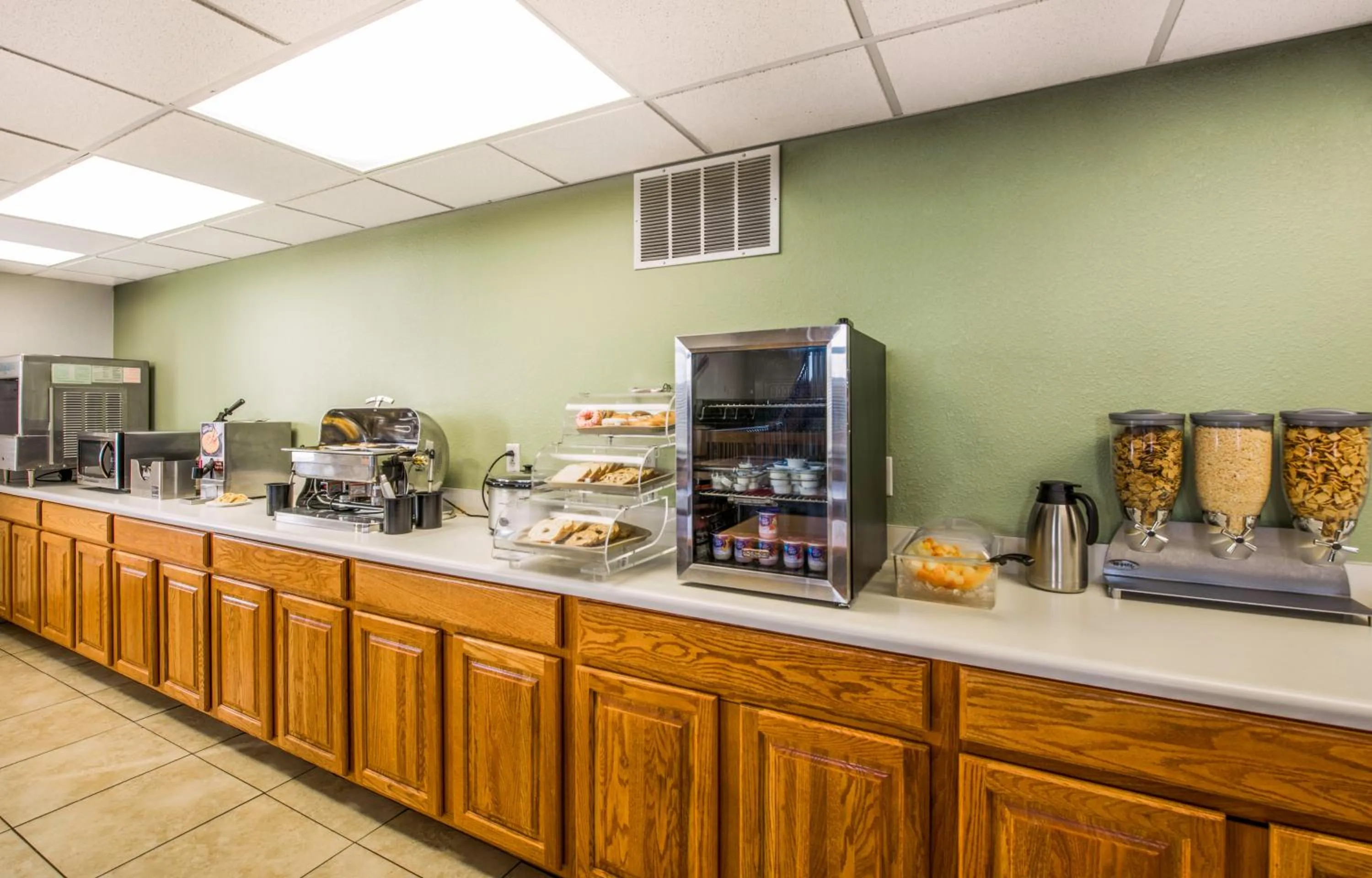 Continental breakfast in Brookwood Inn Branson