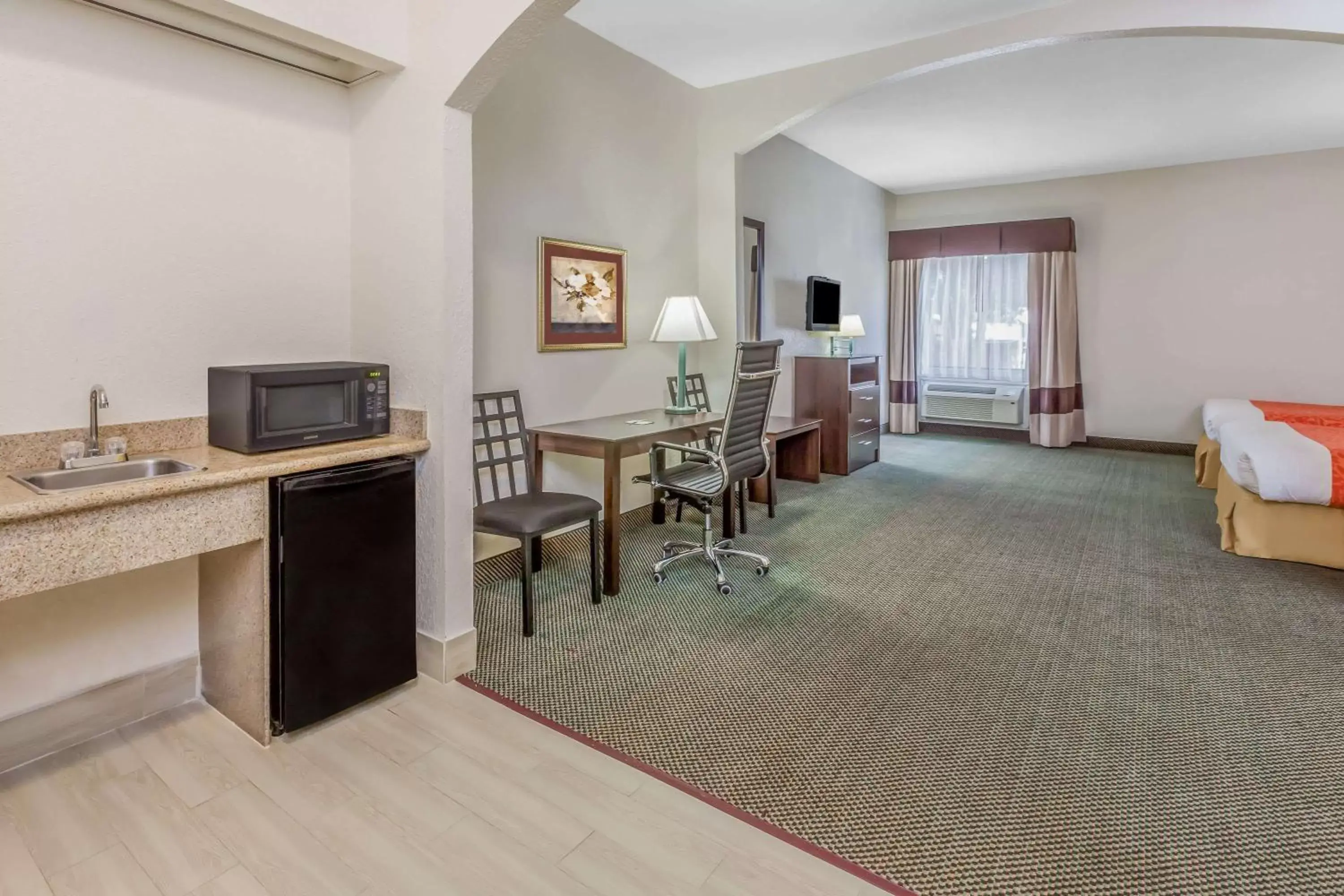 Photo of the whole room, TV/Entertainment Center in Days Inn & Suites by Wyndham Pasadena