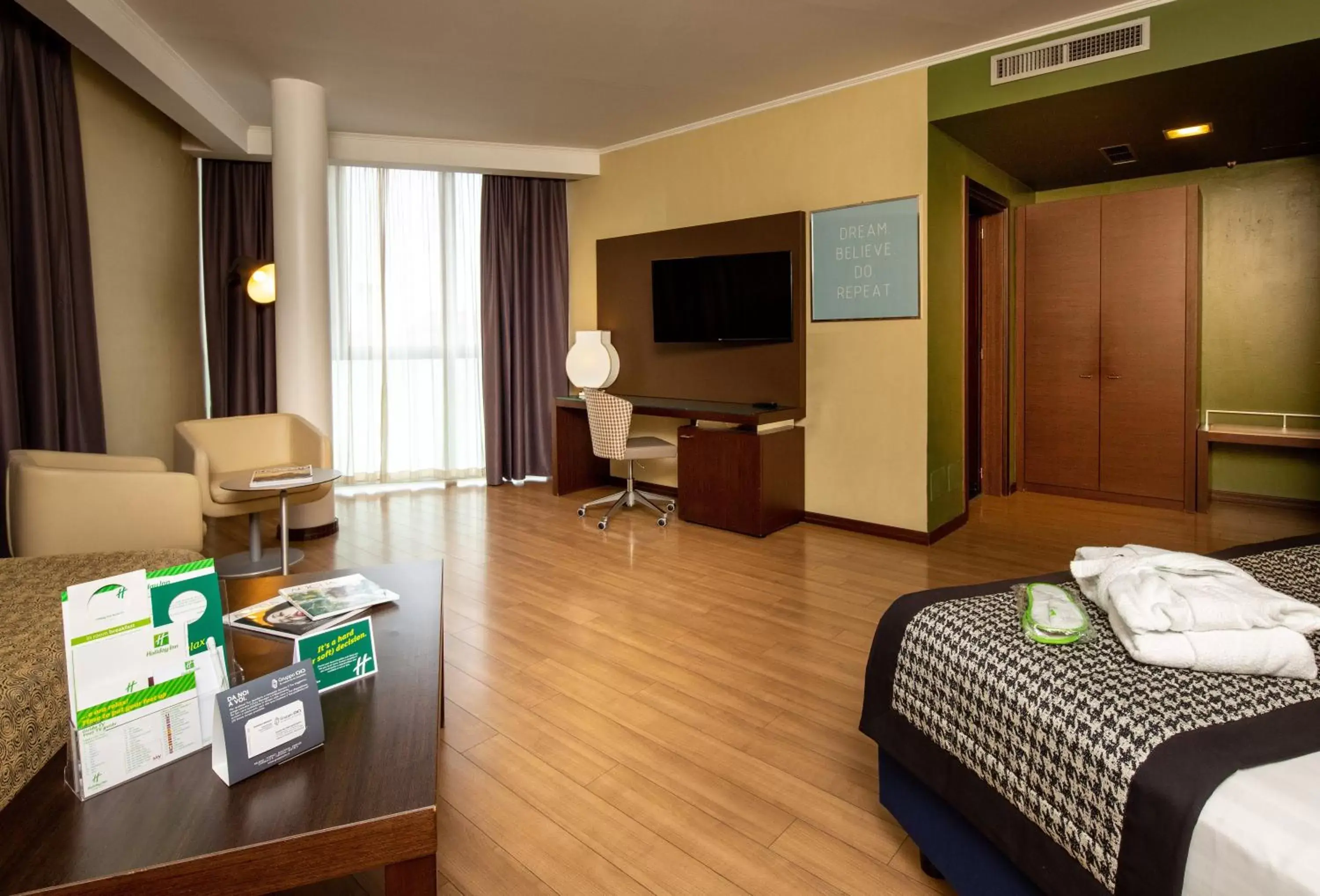 Bedroom, TV/Entertainment Center in Holiday Inn Turin Corso Francia, an IHG Hotel
