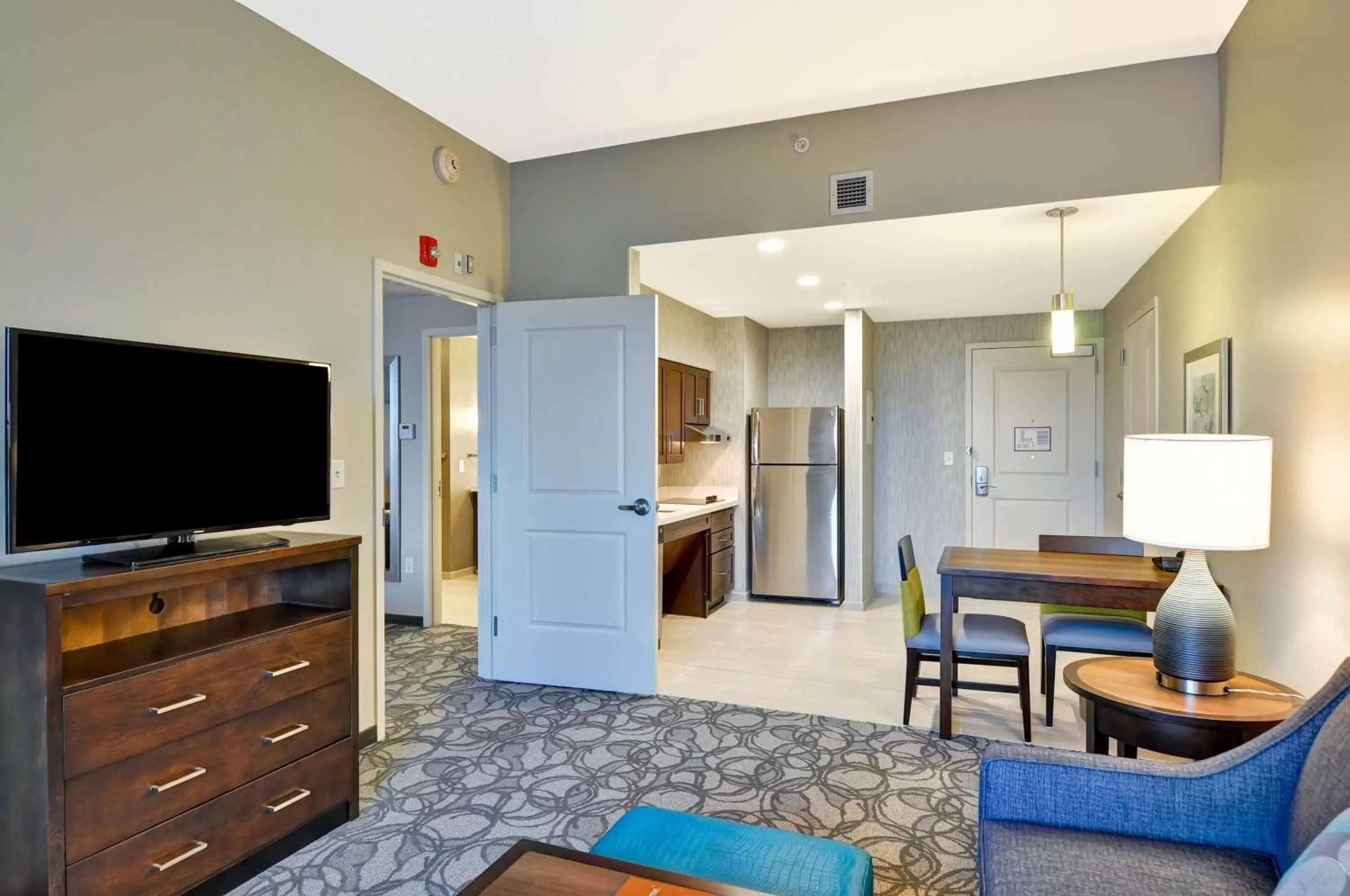 Bed, TV/Entertainment Center in Homewood Suites By Hilton Schenectady