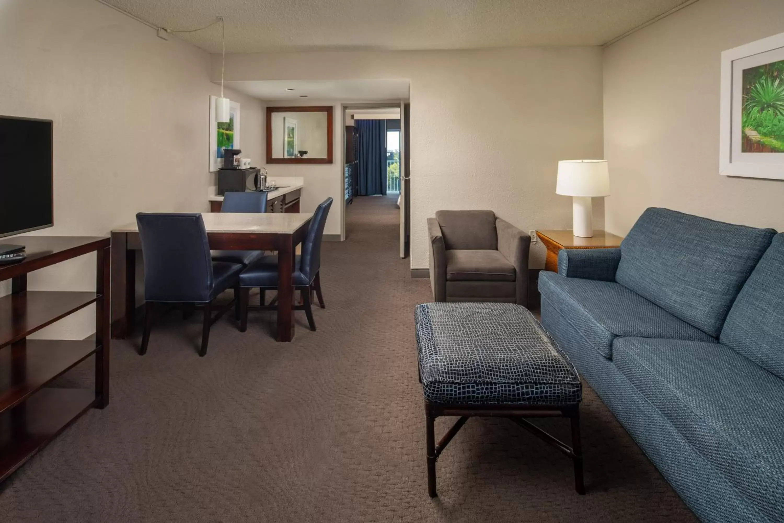 Living room in Sheraton Suites Fort Lauderdale at Cypress Creek