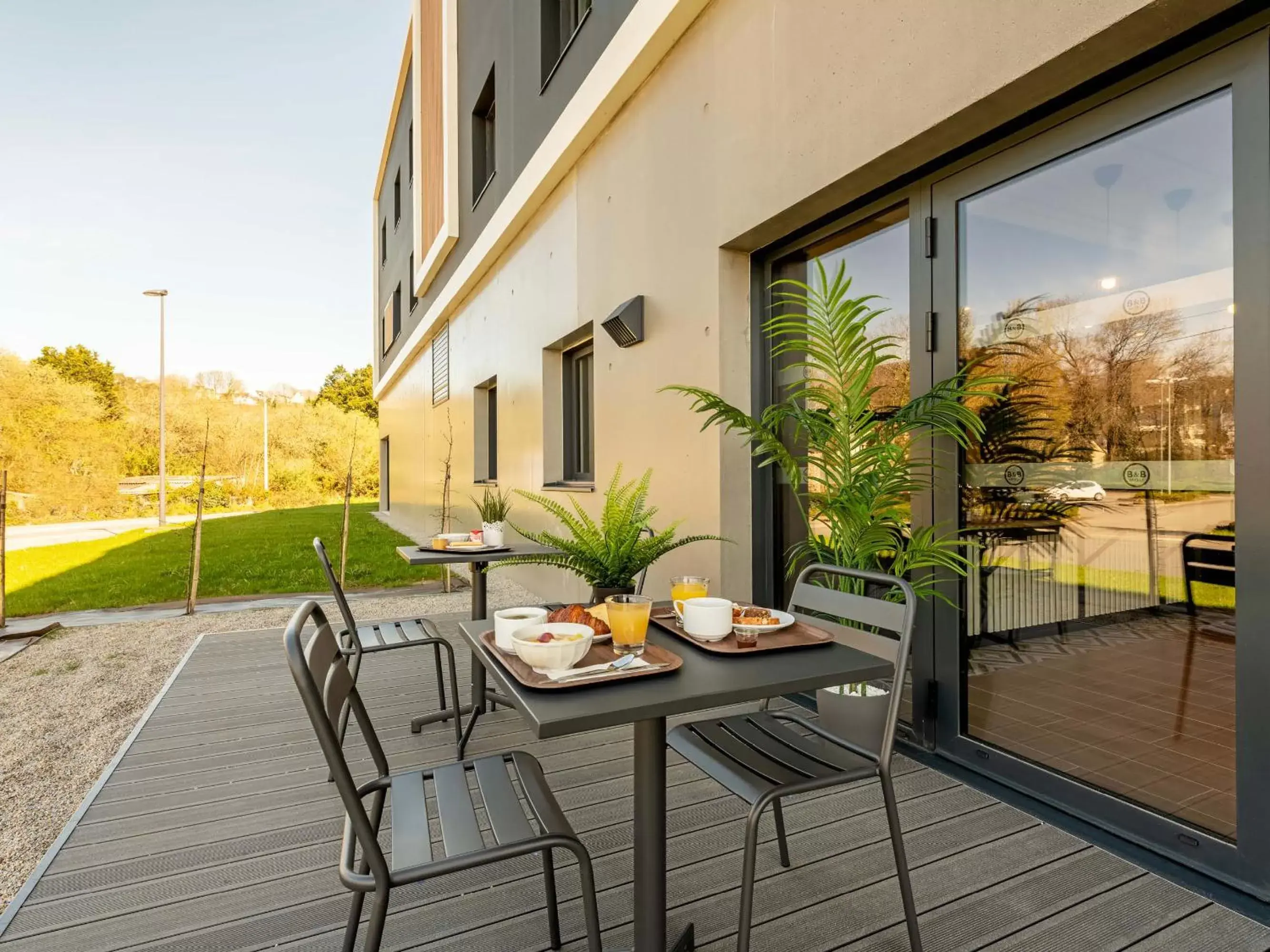 Patio in B&B HOTEL Landerneau Bois Noir