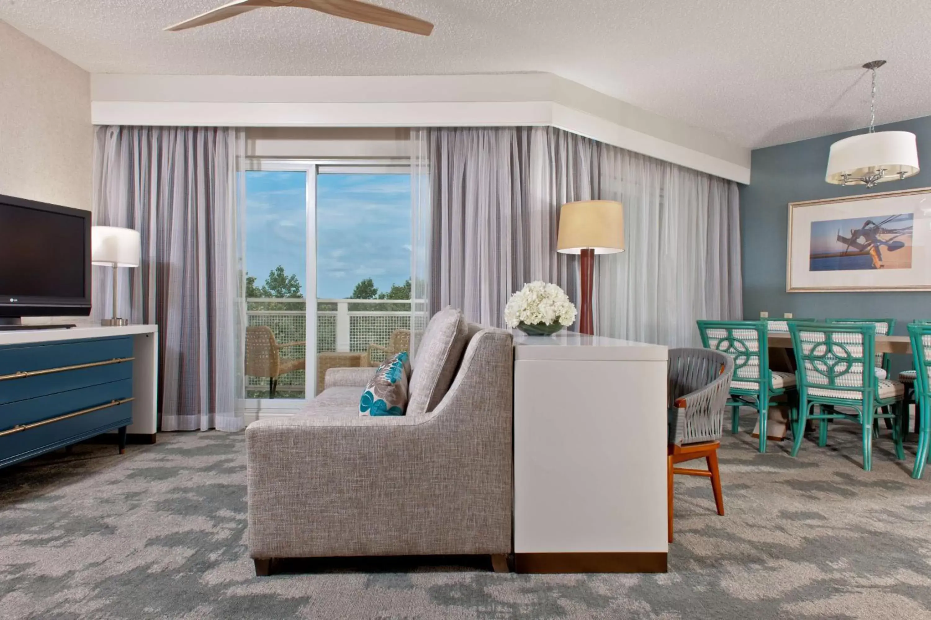 Photo of the whole room, Seating Area in Hyatt Regency Chesapeake Bay Golf Resort, Spa & Marina