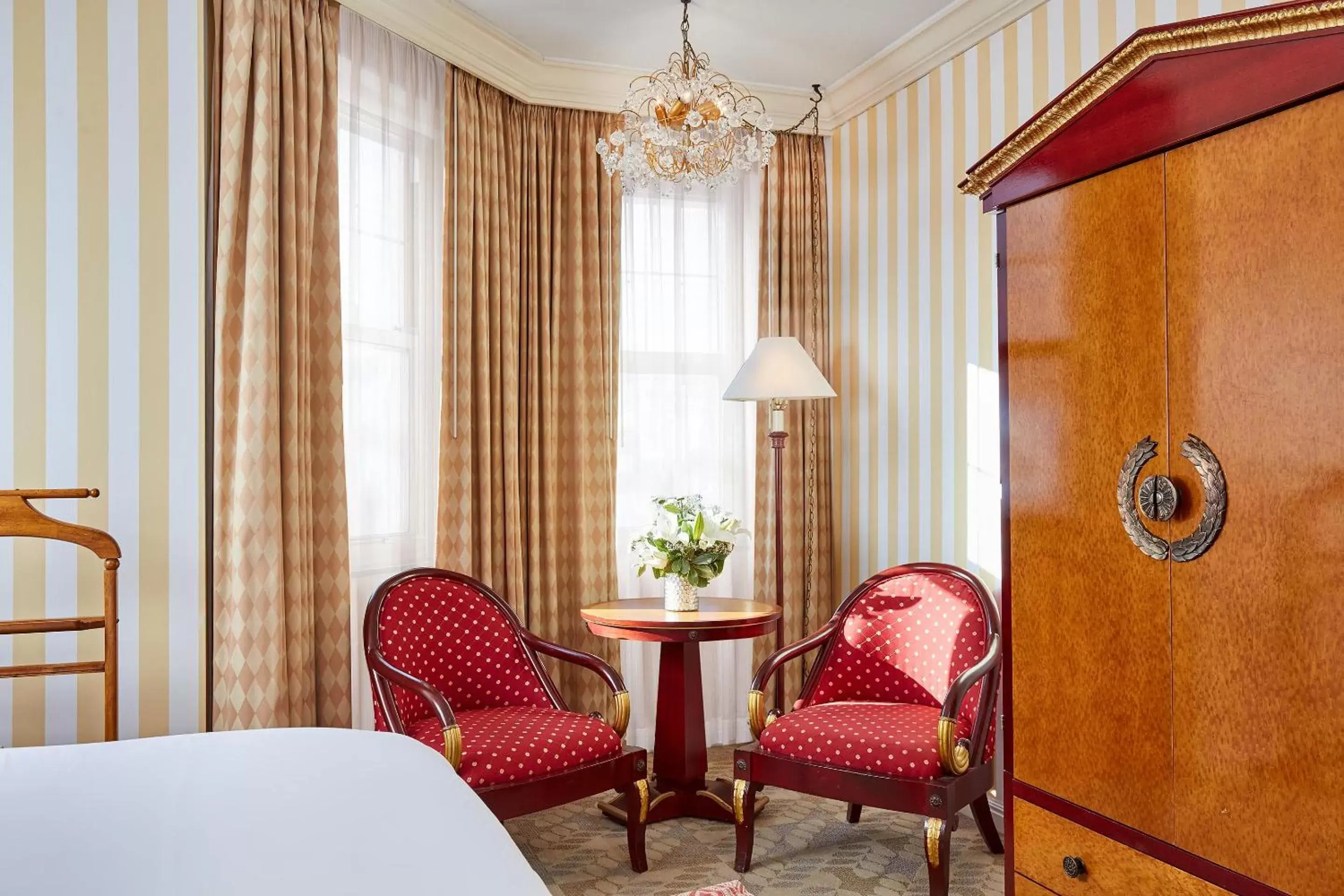 Bed, Seating Area in Orchard Hotel