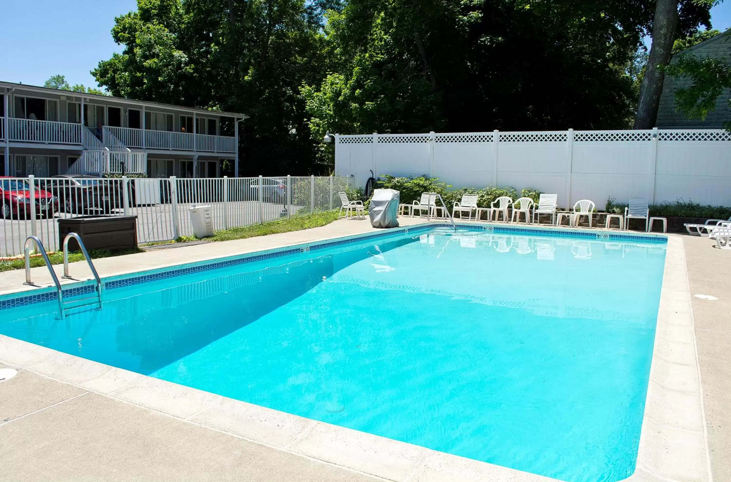 Swimming pool, Property Building in Bar Harbor Villager Motel - Downtown