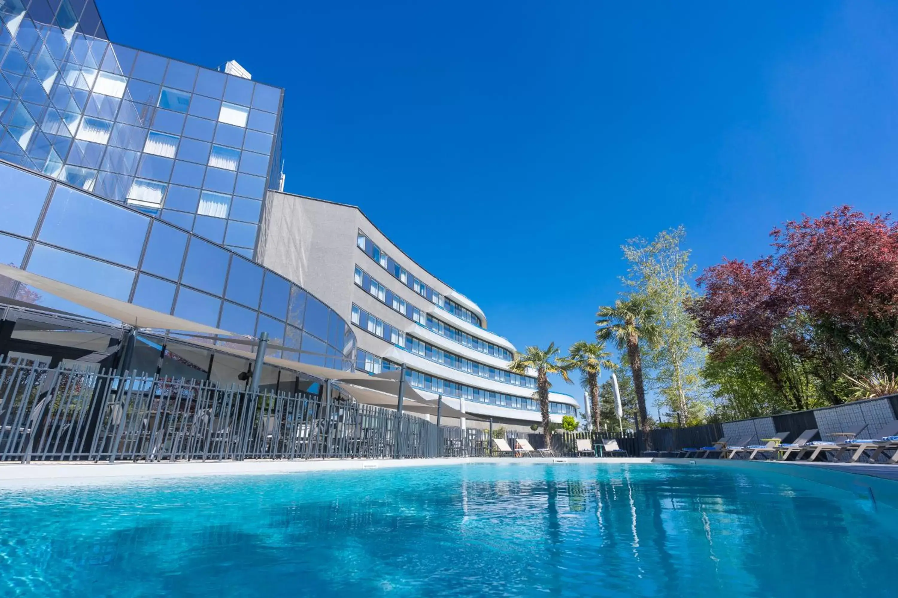 Swimming pool in Novotel Poitiers Site du Futuroscope