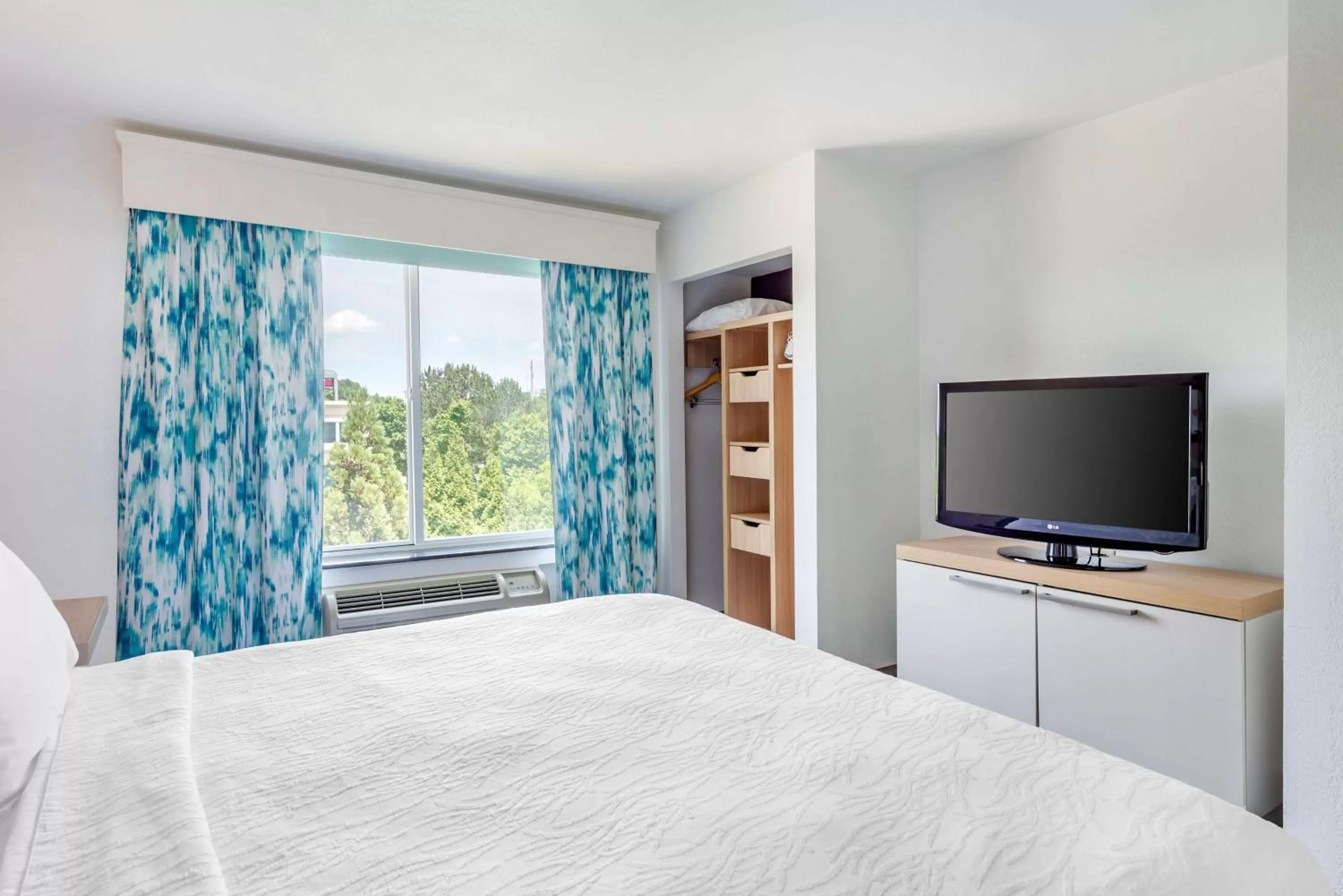 Bed in Hilton Garden Inn Atlanta Northeast/Gwinnett Sugarloaf