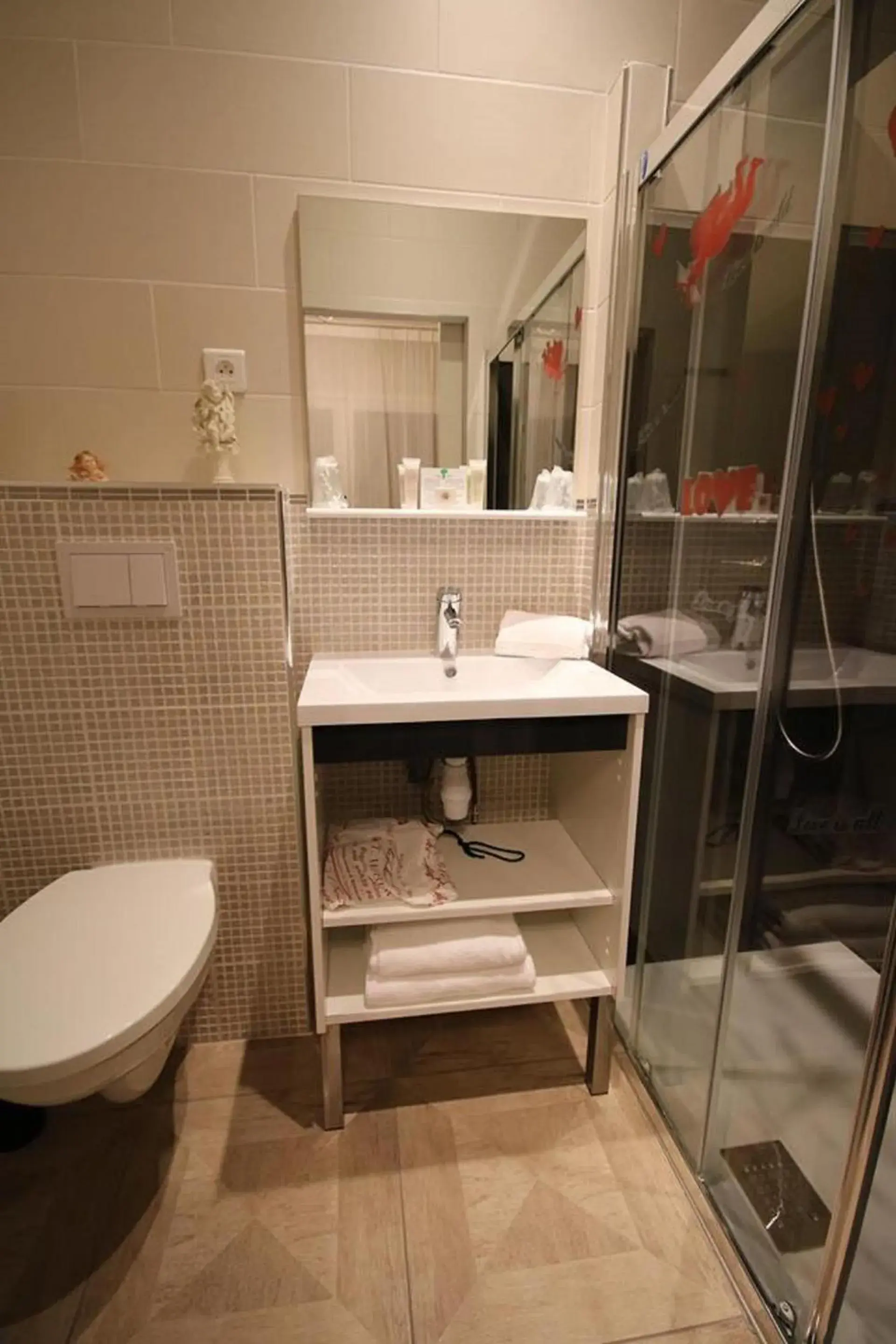 Bathroom in The Originals Boutique, Hotel Lakeside, Biscarrosse , Lac