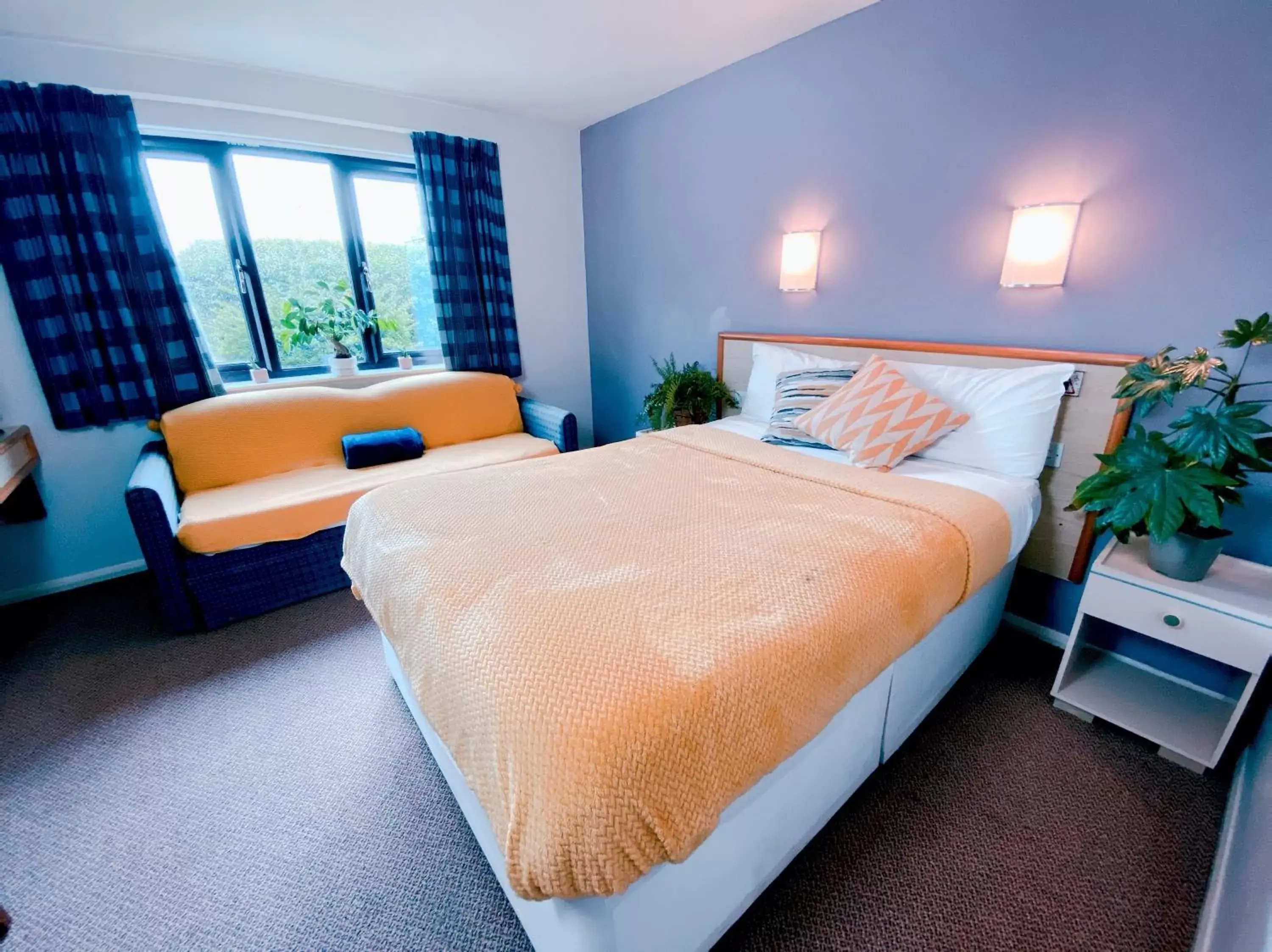 Bedroom, Bed in Redwings Lodge Baldock