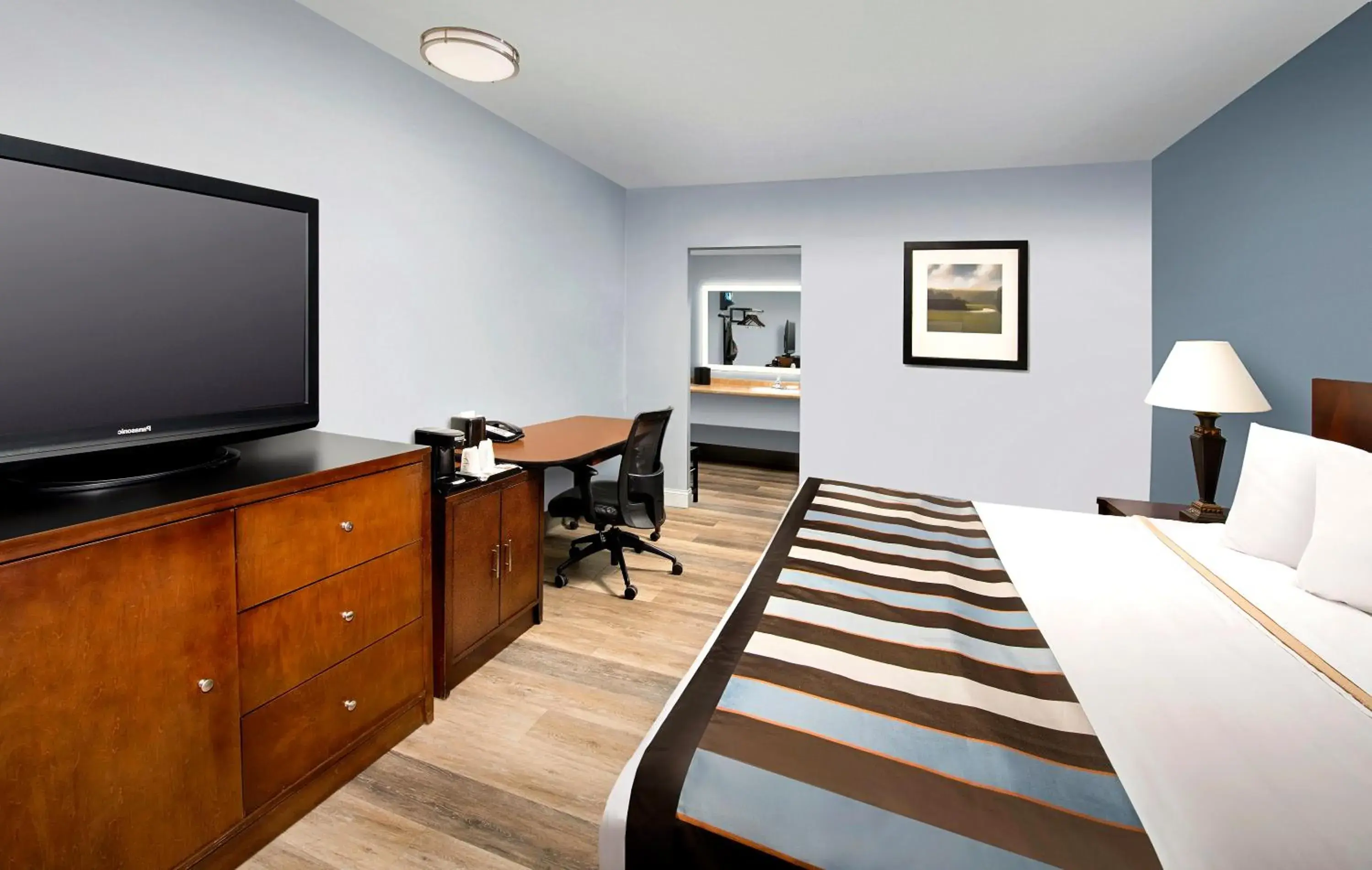 Bed, TV/Entertainment Center in Ivy City Hotel