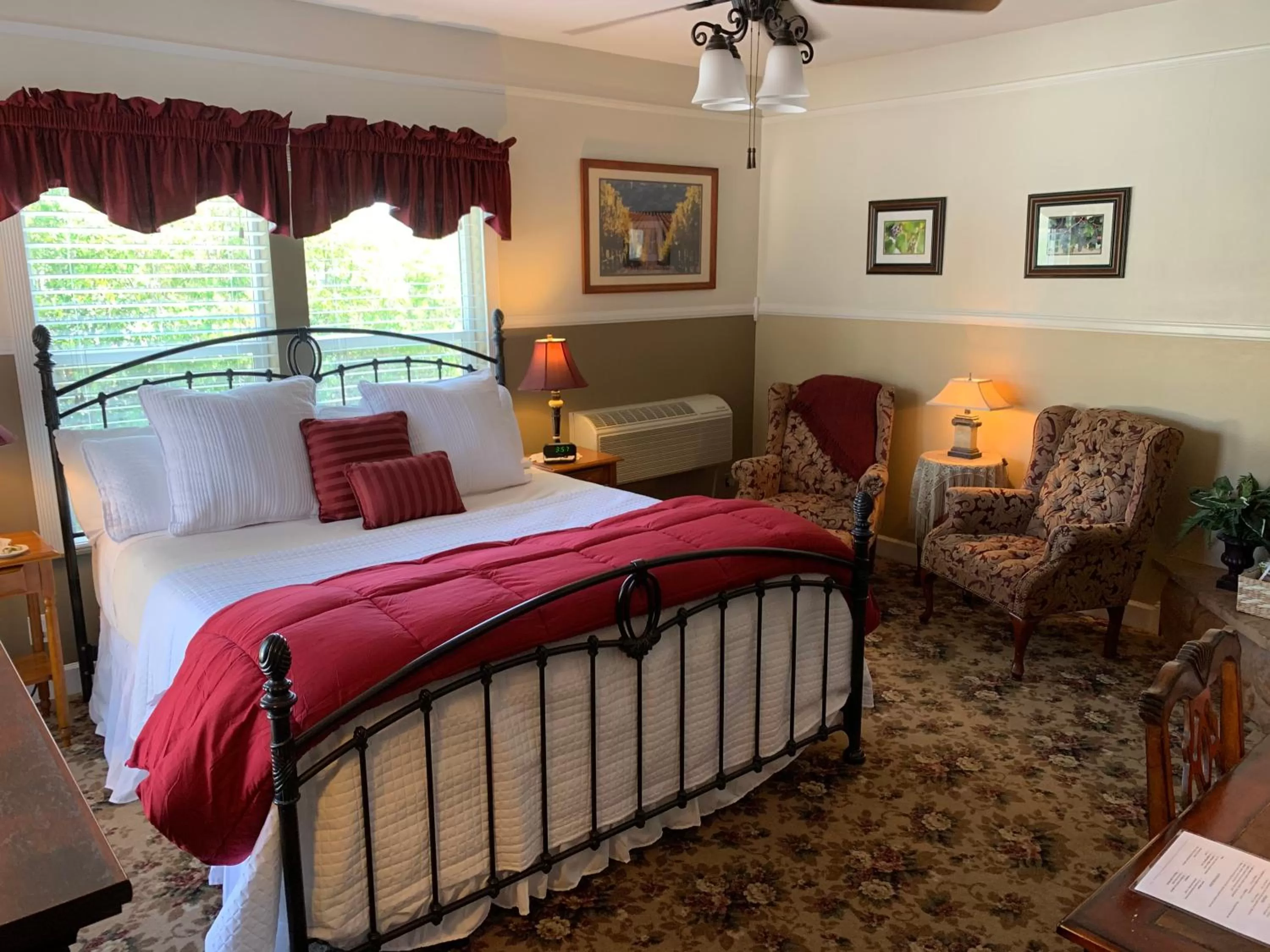 Photo of the whole room, Bed in ForFriends Inn Wine Country Bed and Breakfast