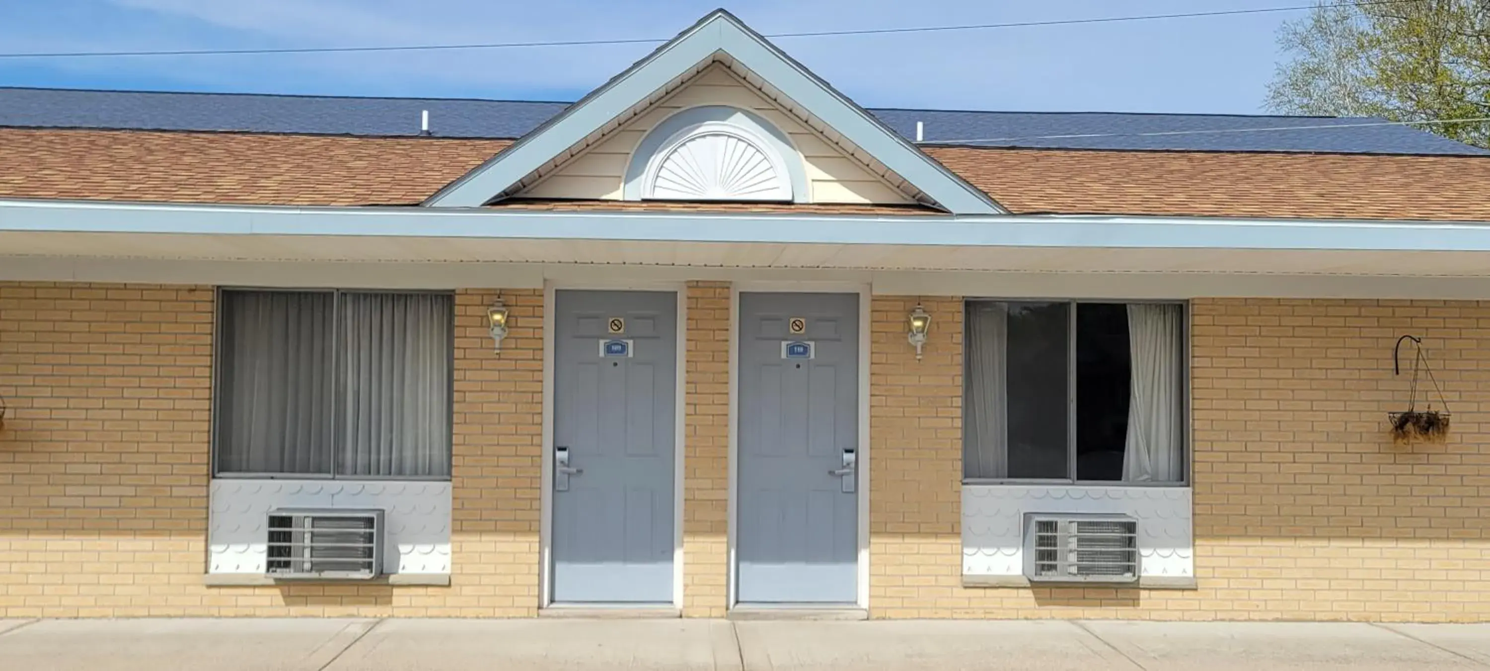 Property building in Thunderbird Inn of Mackinaw City Property building in Thunderbird Inn of Mackinaw City