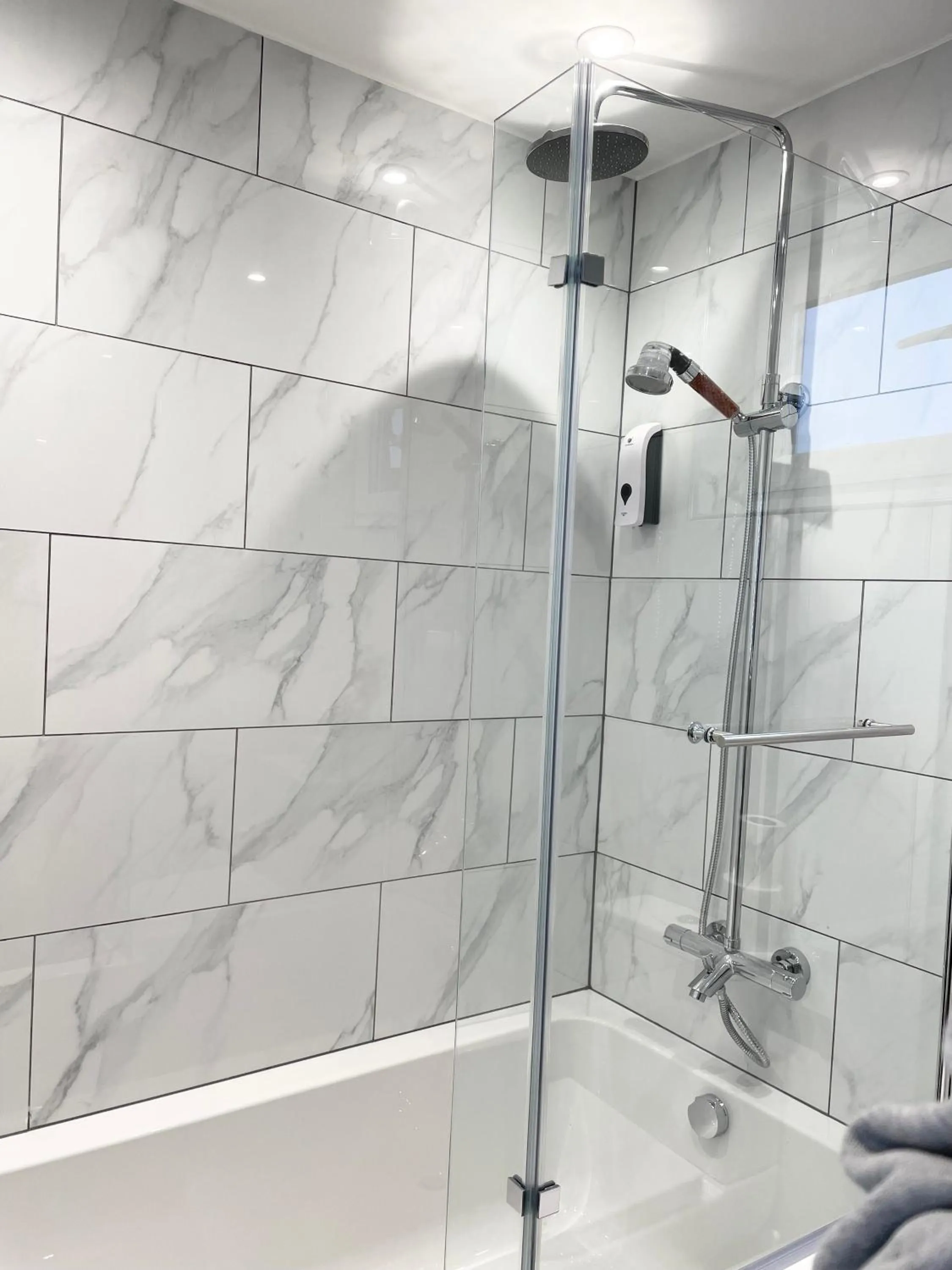 Bathroom in Holtwhites Hotel