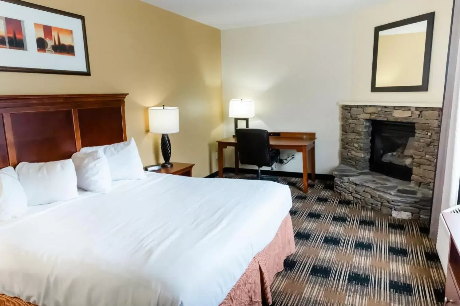 Bed in Country Inn & Suites by Radisson, Helen, GA