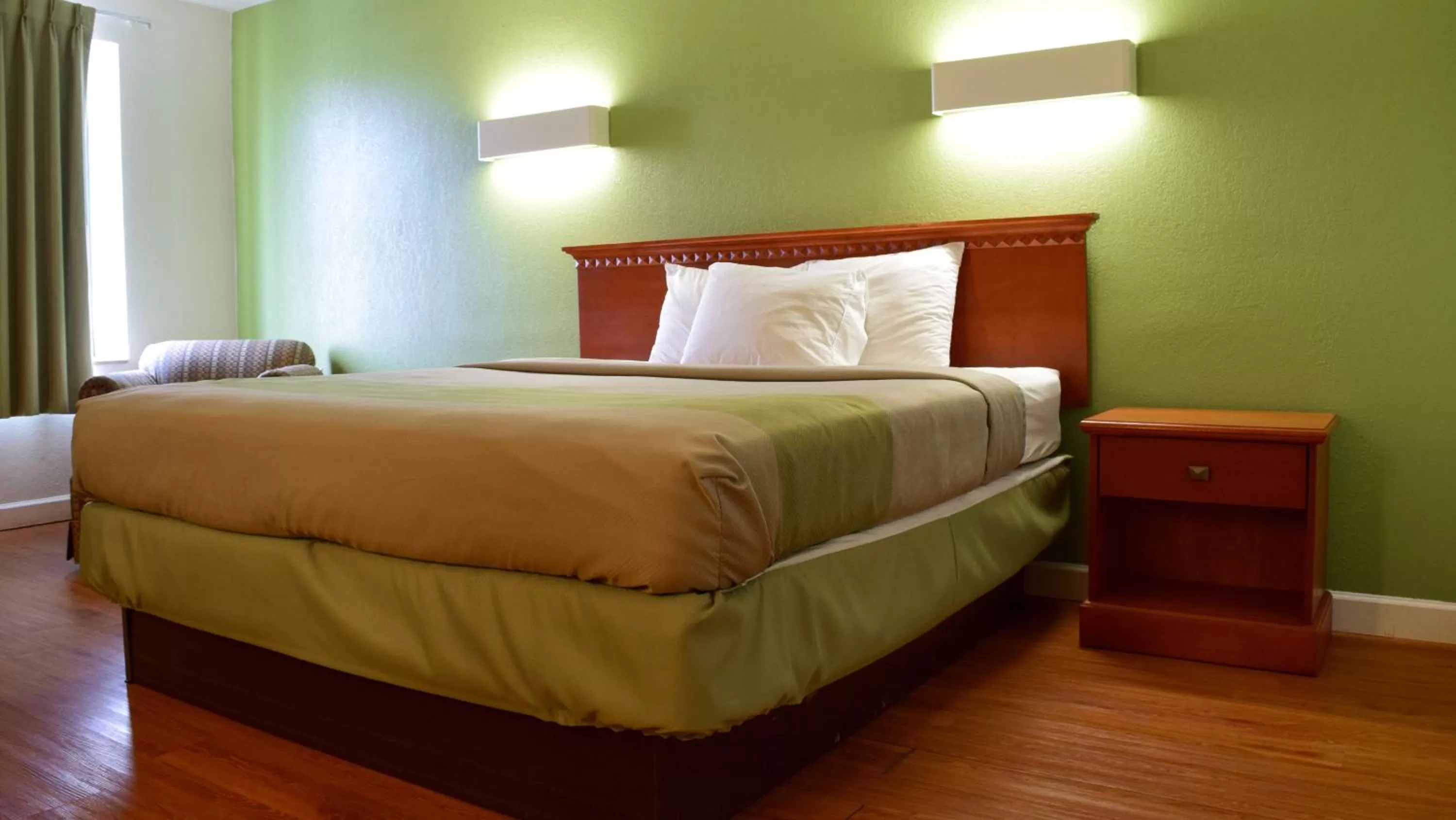 Bedroom, Bed in Motel 6-Springfield, OH