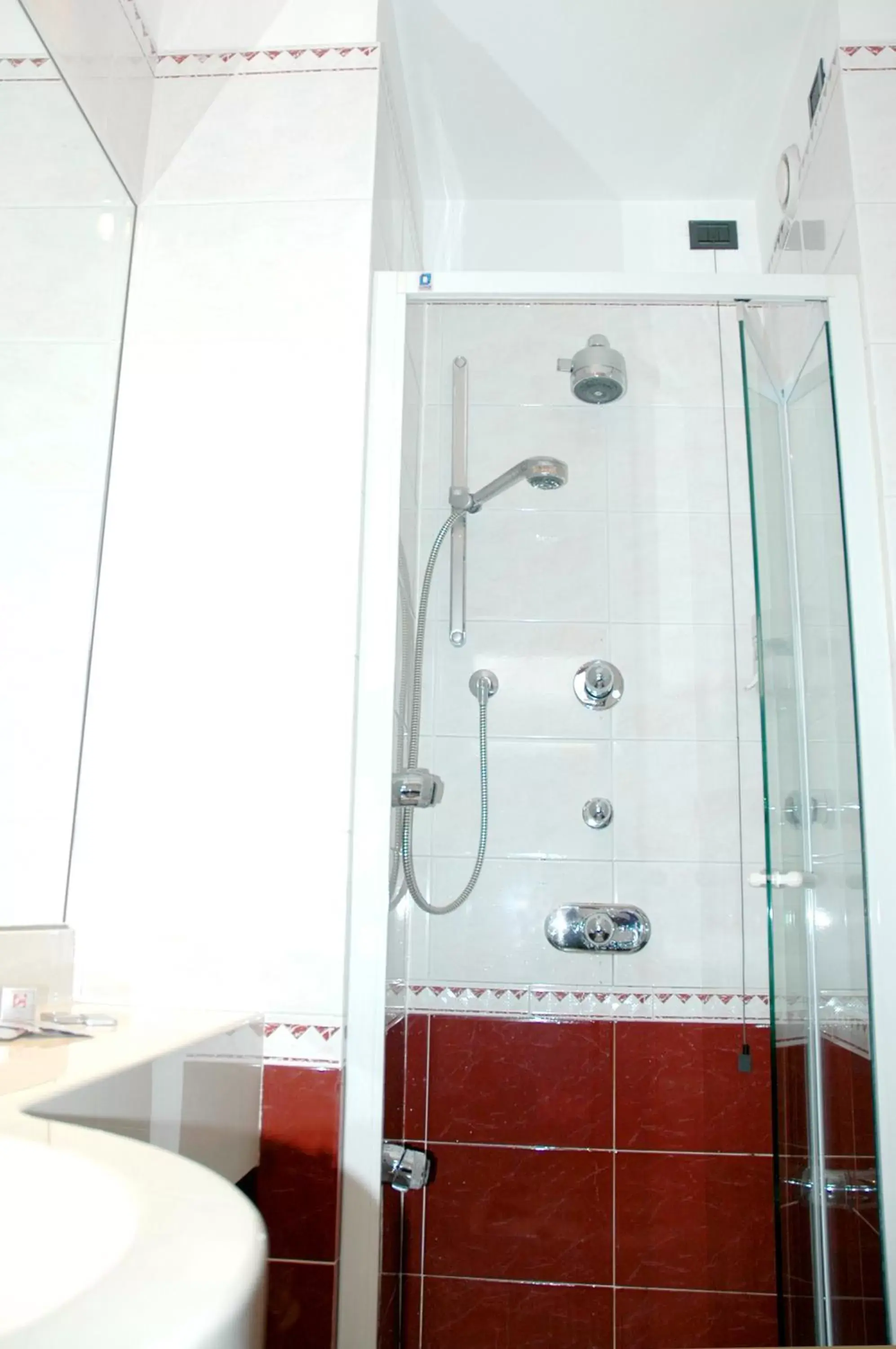 Shower, Bathroom in Hotel Giotto