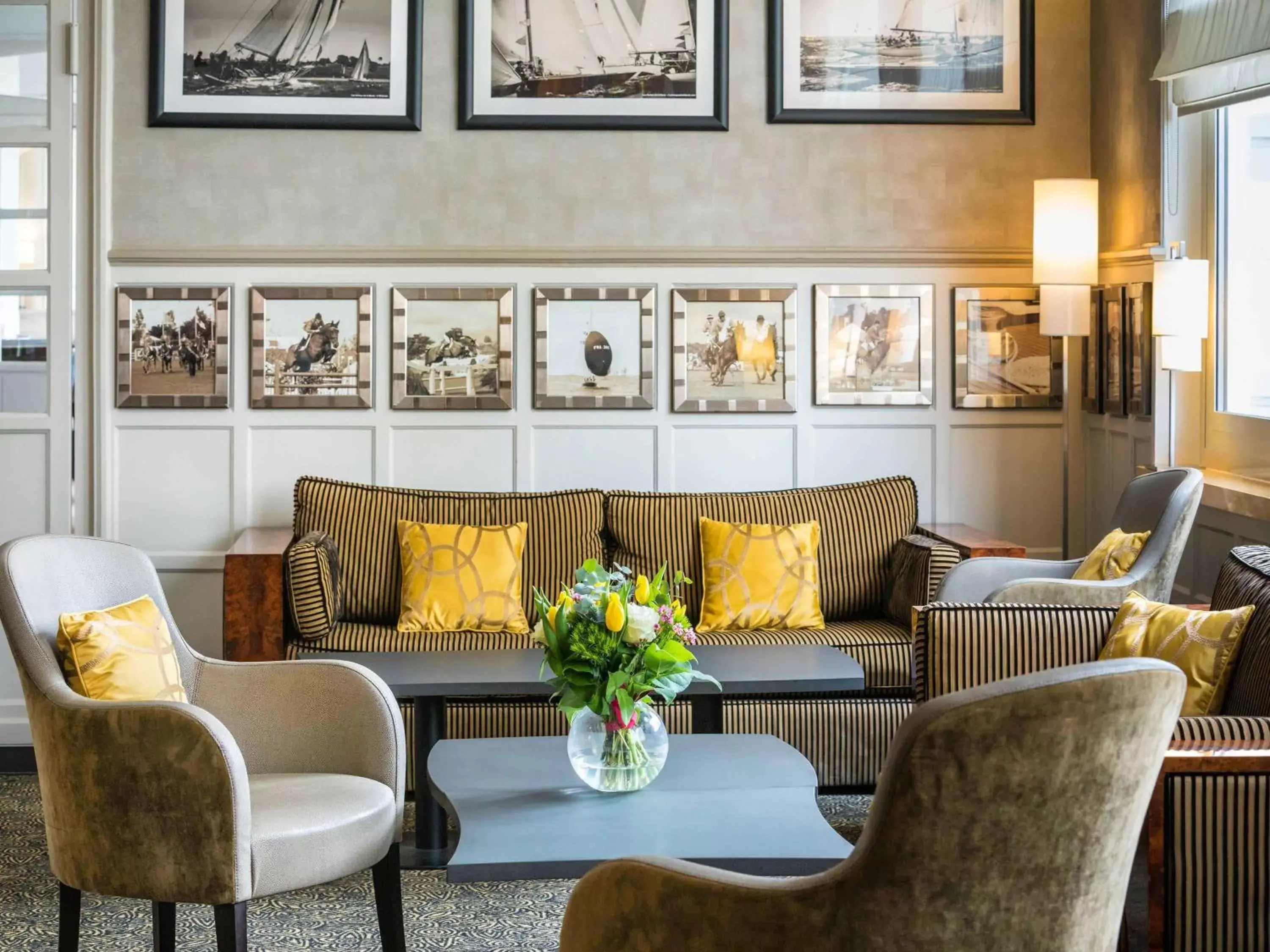 Lounge or bar, Seating Area in Hotel Mercure La Baule Majestic