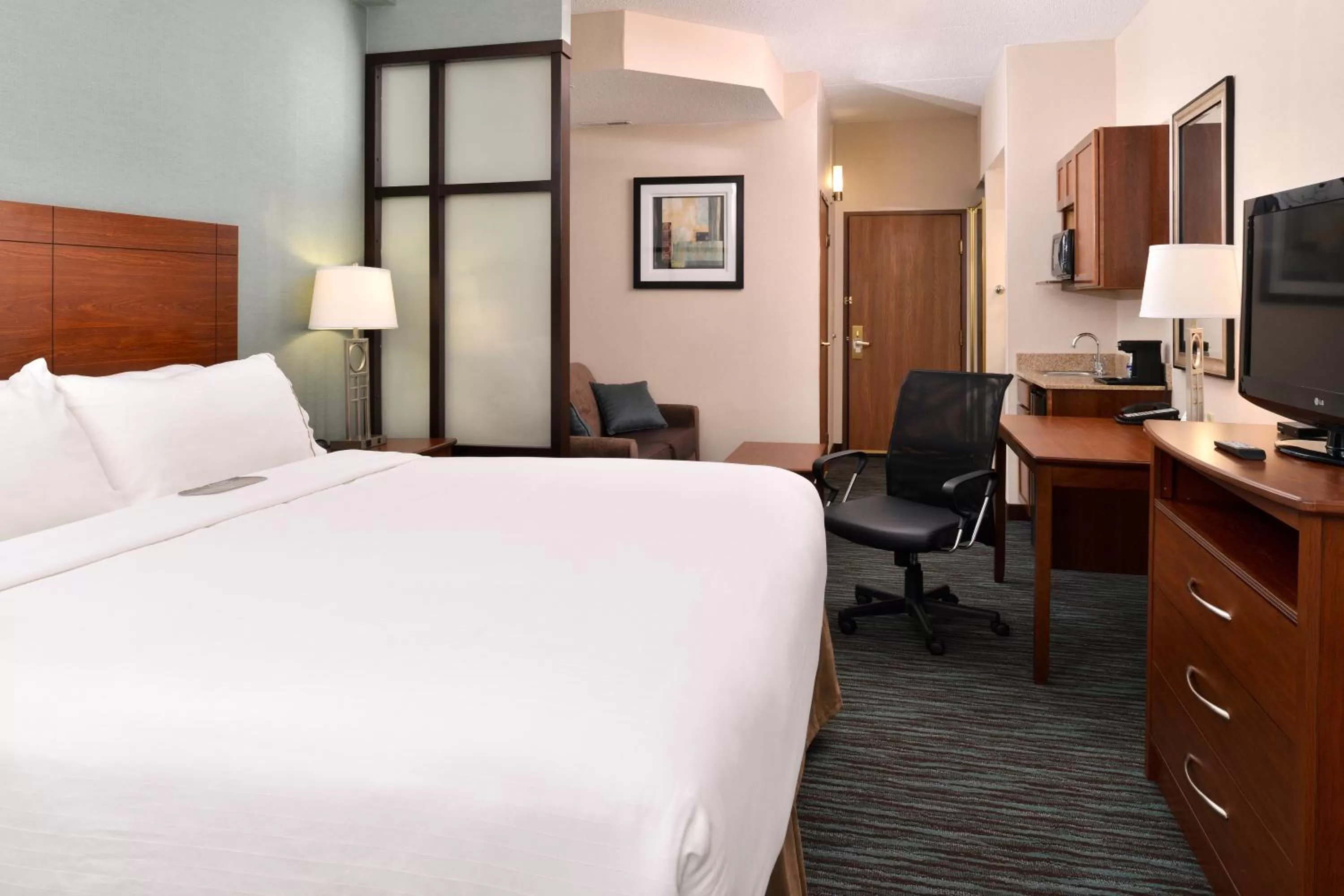 Standard King Room with Mobility Accessible Tub in Holiday Inn Express & Suites St Marys by IHG