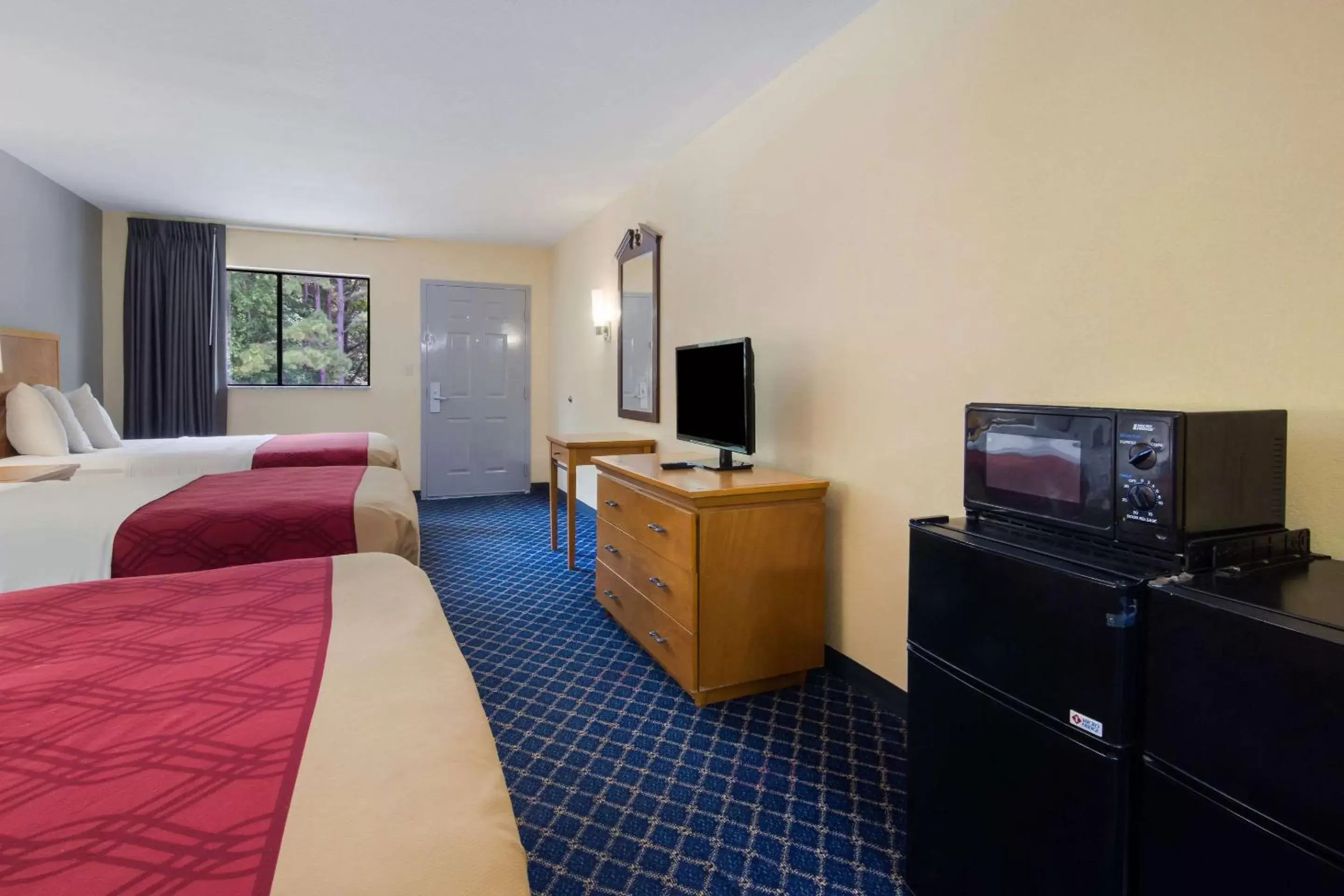 Photo of the whole room, TV/Entertainment Center in Econo Lodge Battleboro - Rocky Mount I-95