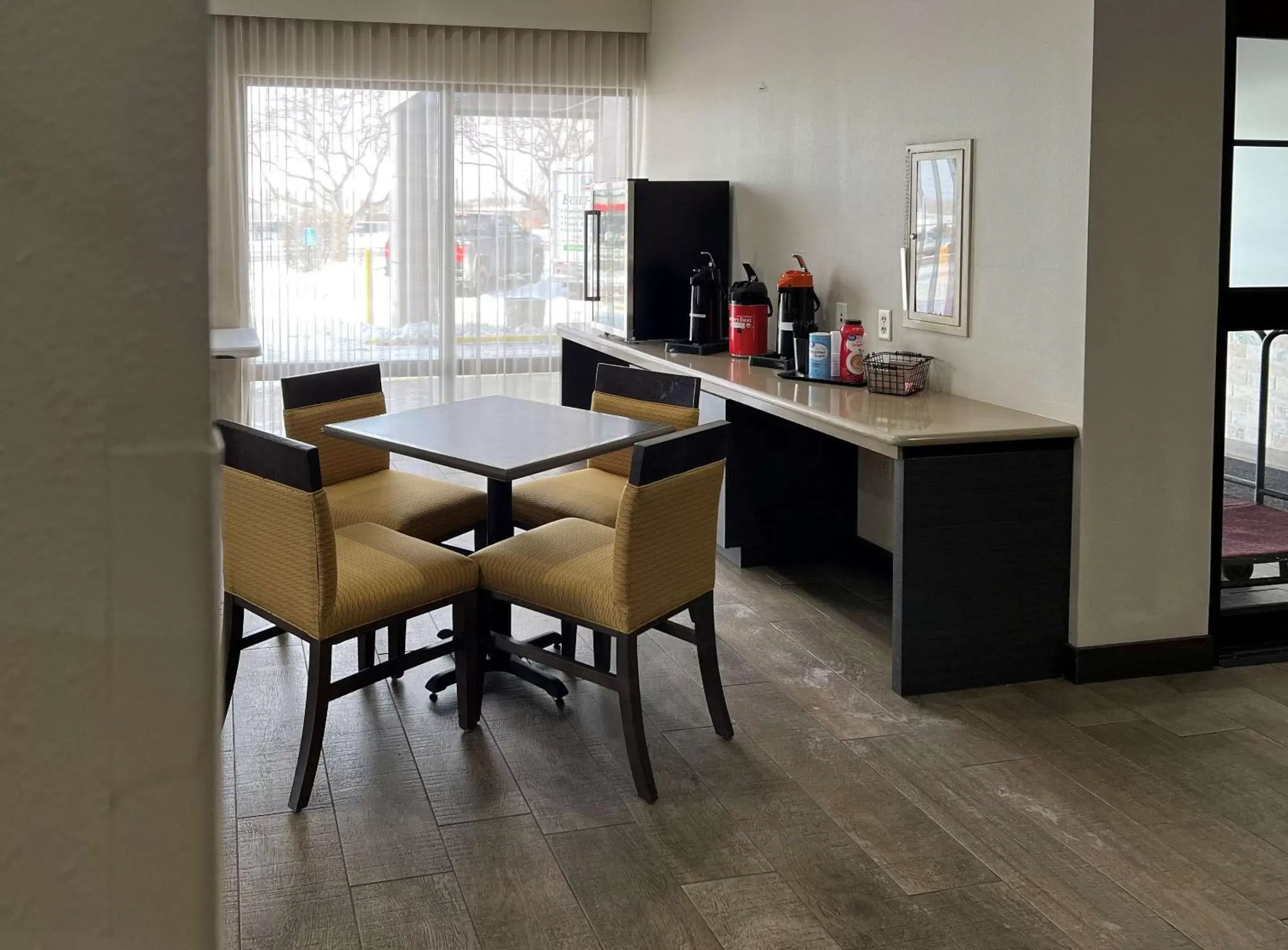 Breakfast, Dining Area in Rochester Hotel & Suites - Mayo Clinic Area