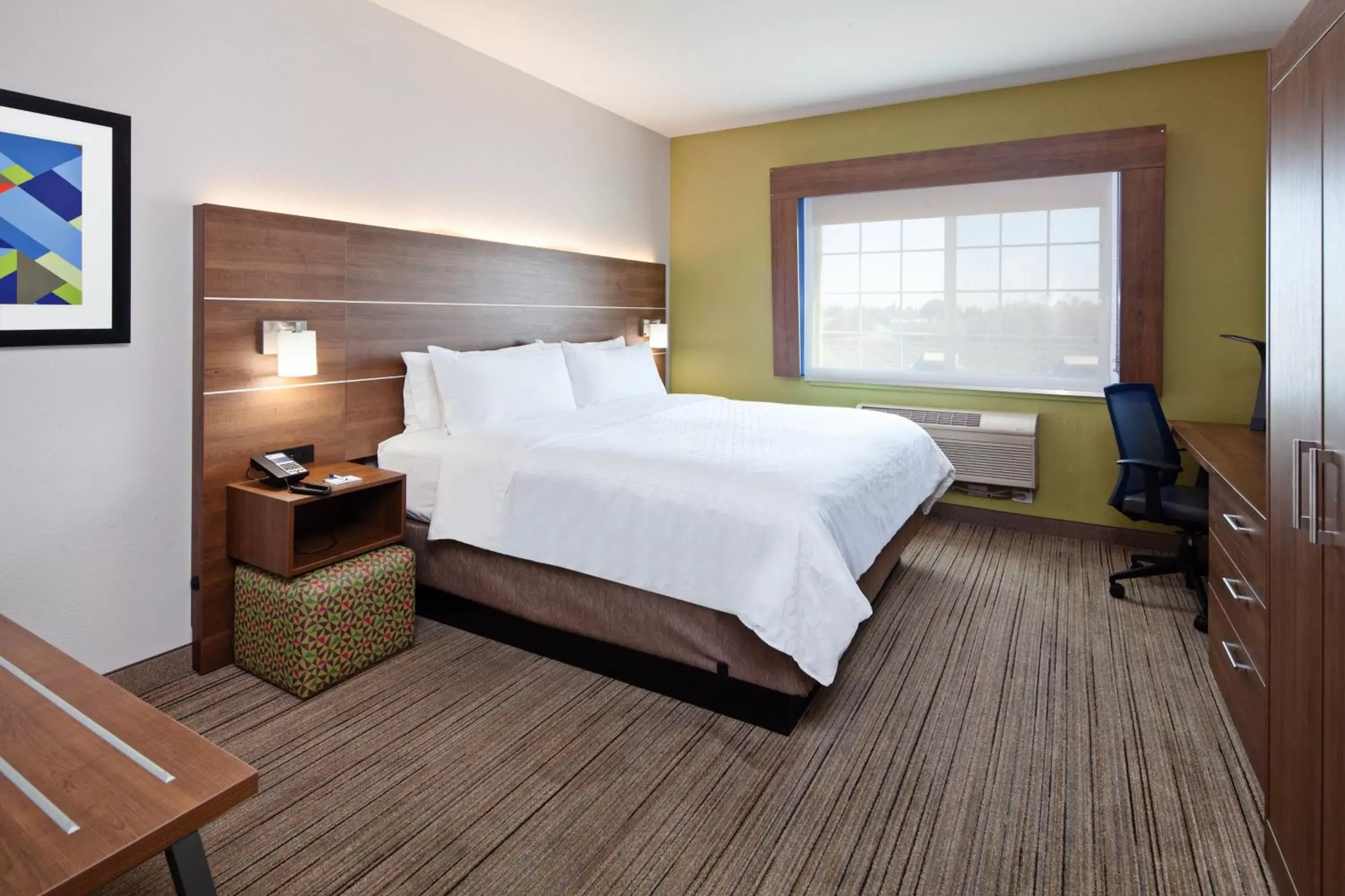 Photo of the whole room, Bed in Holiday Inn Express & Suites - Tulare, an IHG Hotel