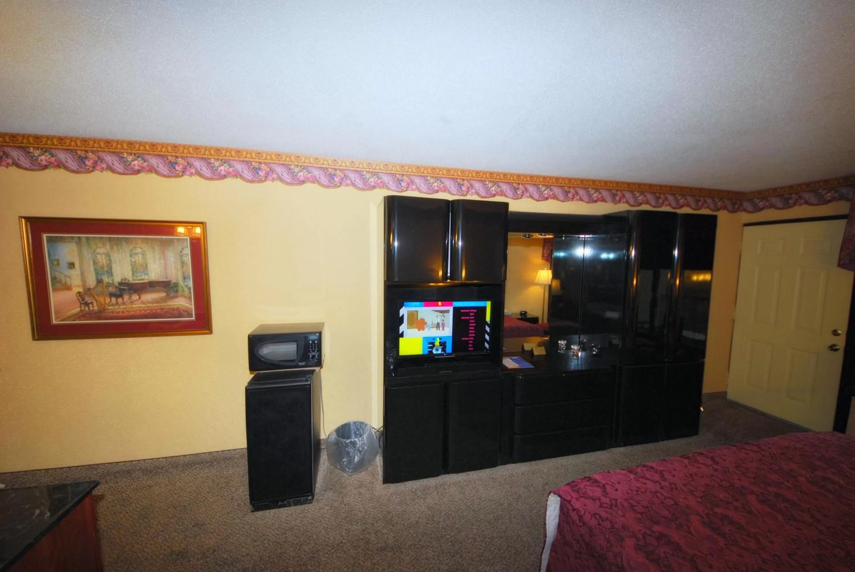 River view, TV/Entertainment Center in Rivergate Mountain Lodge