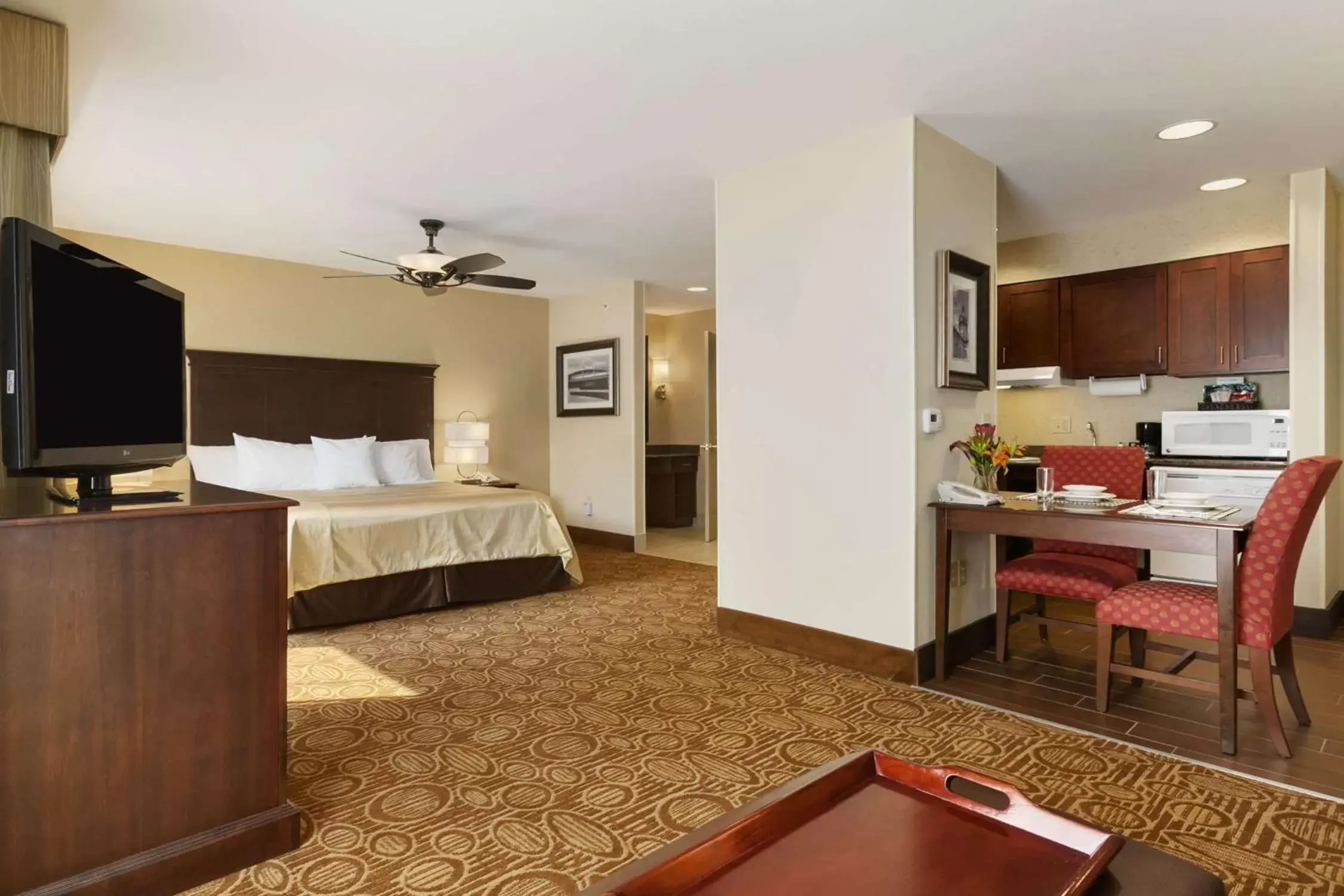 Bed, TV/Entertainment Center in Homewood Suites by Hilton Binghamton/Vestal