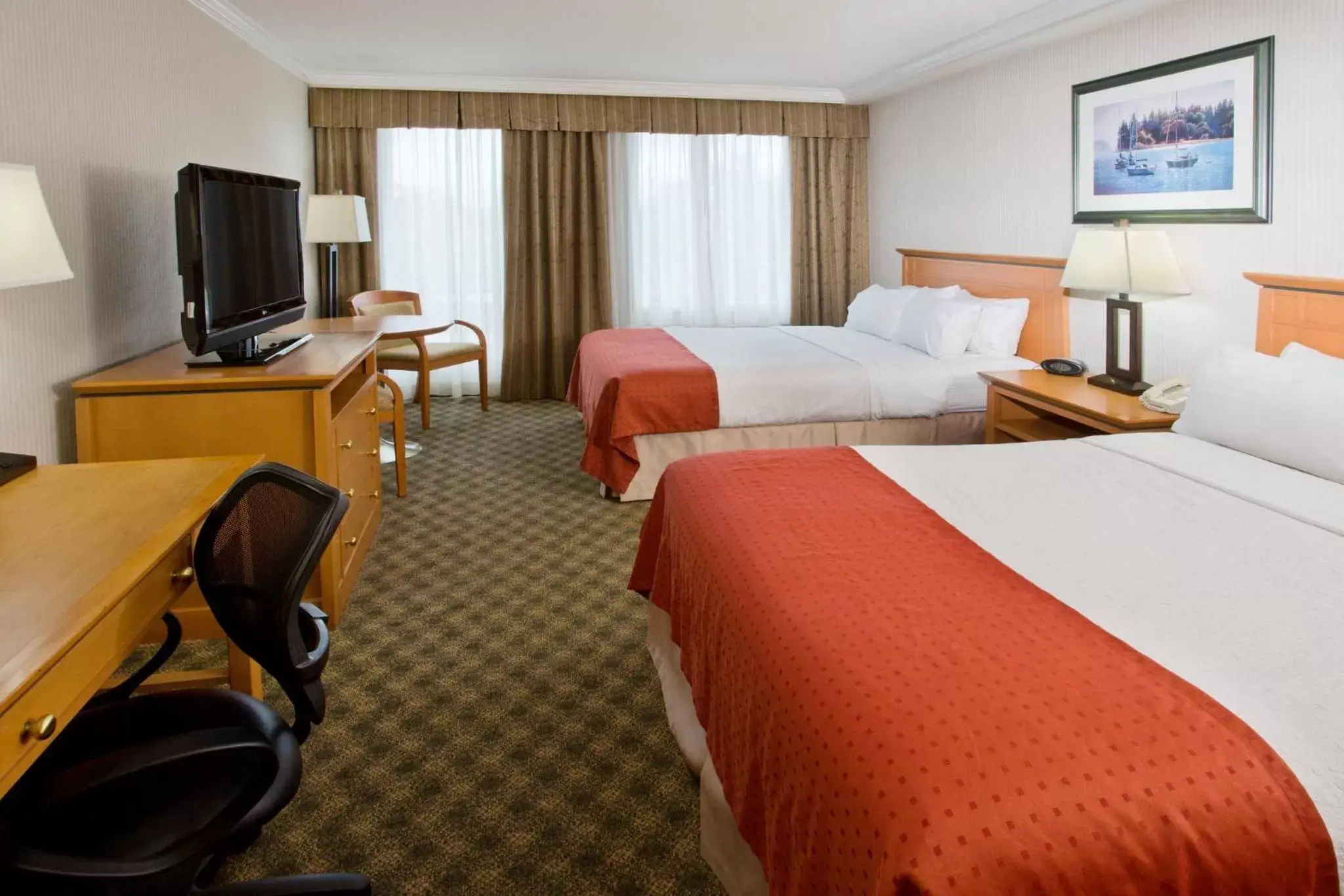 Photo of the whole room, Bed in Holiday Inn & Suites North Vancouver, an IHG Hotel