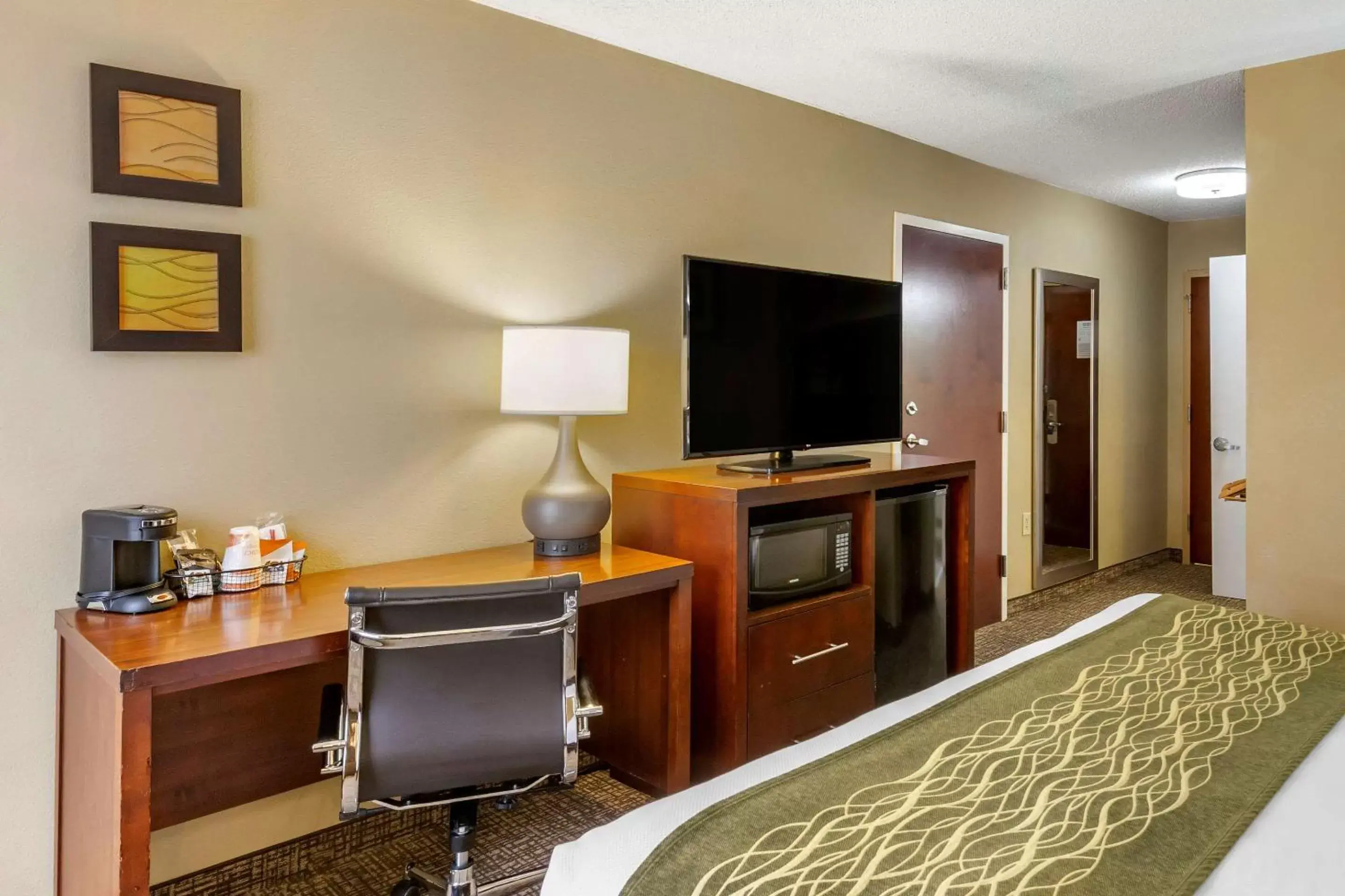 Photo of the whole room, TV/Entertainment Center in Comfort Inn Apex - Holly Springs