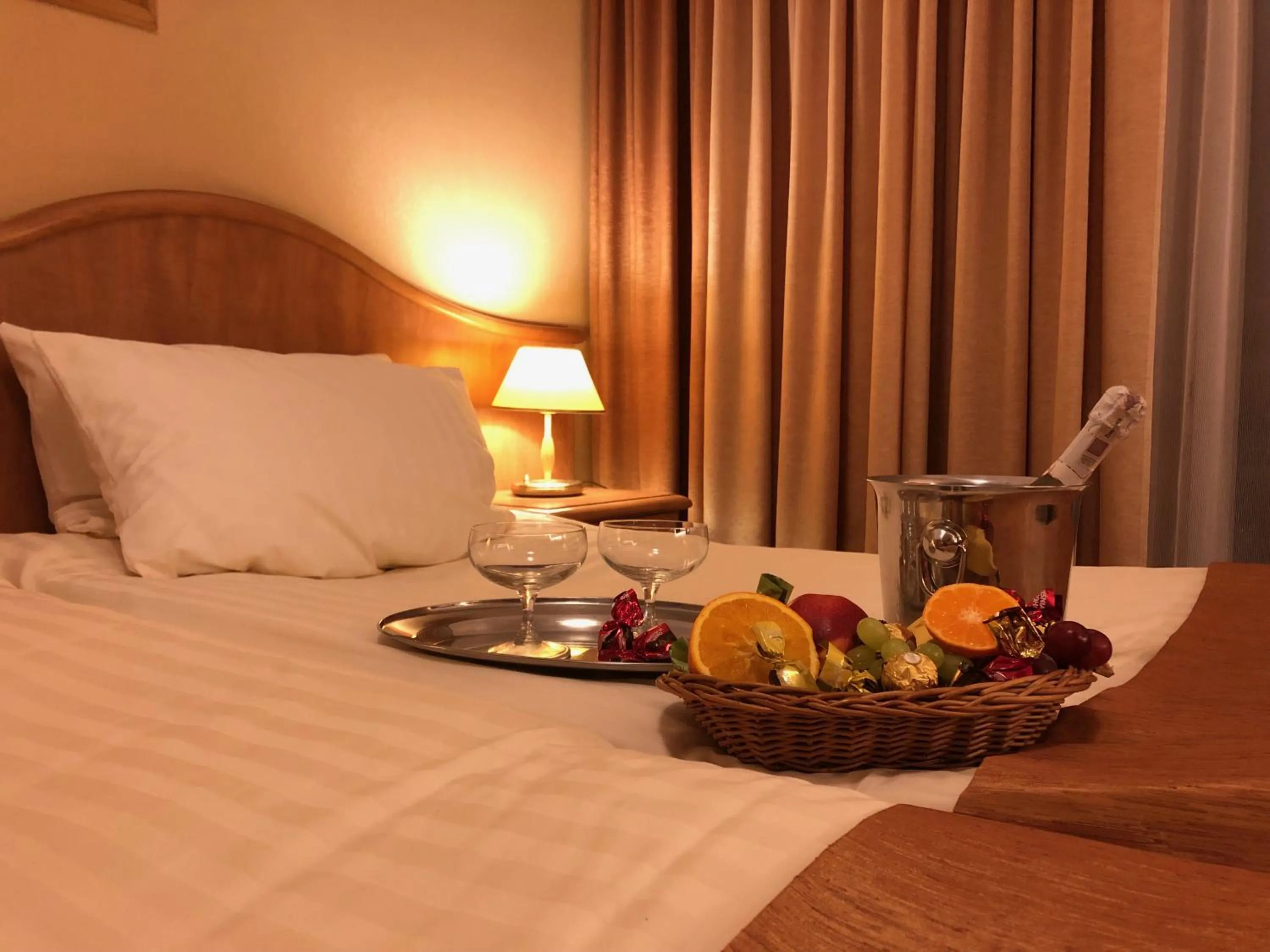 Bedroom, Bed in Hotel Polaris III