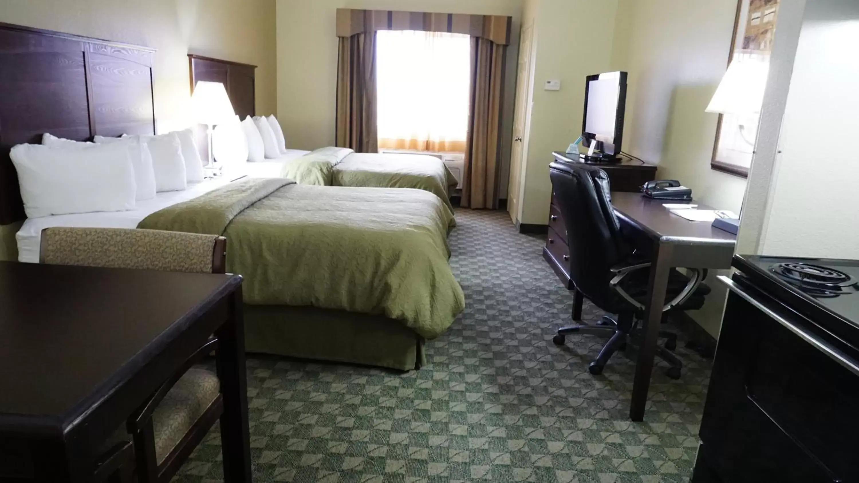Photo of the whole room, Bed in Scottish Inns - Cresson