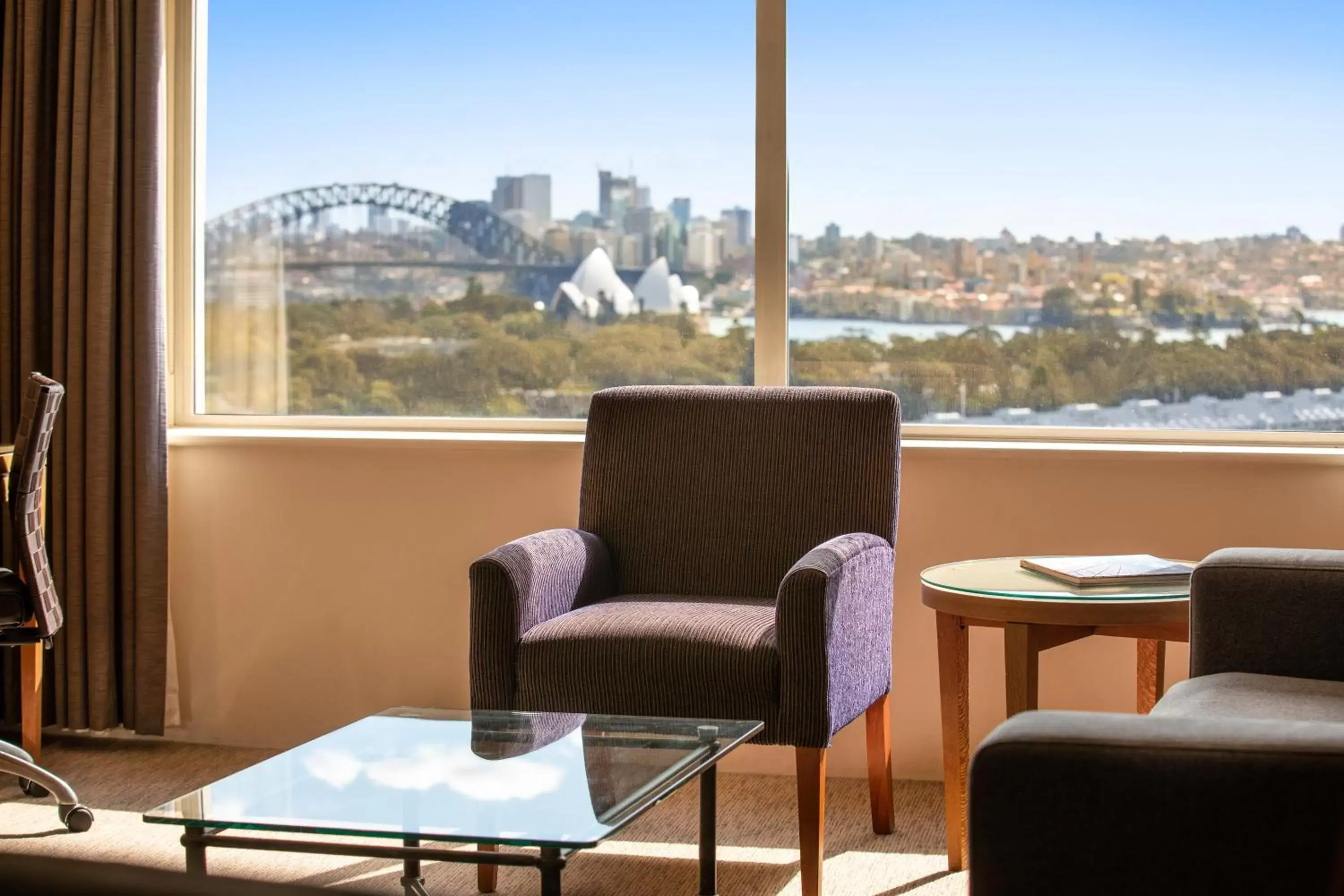 Photo of the whole room, Seating Area in Holiday Inn Sydney Potts Point