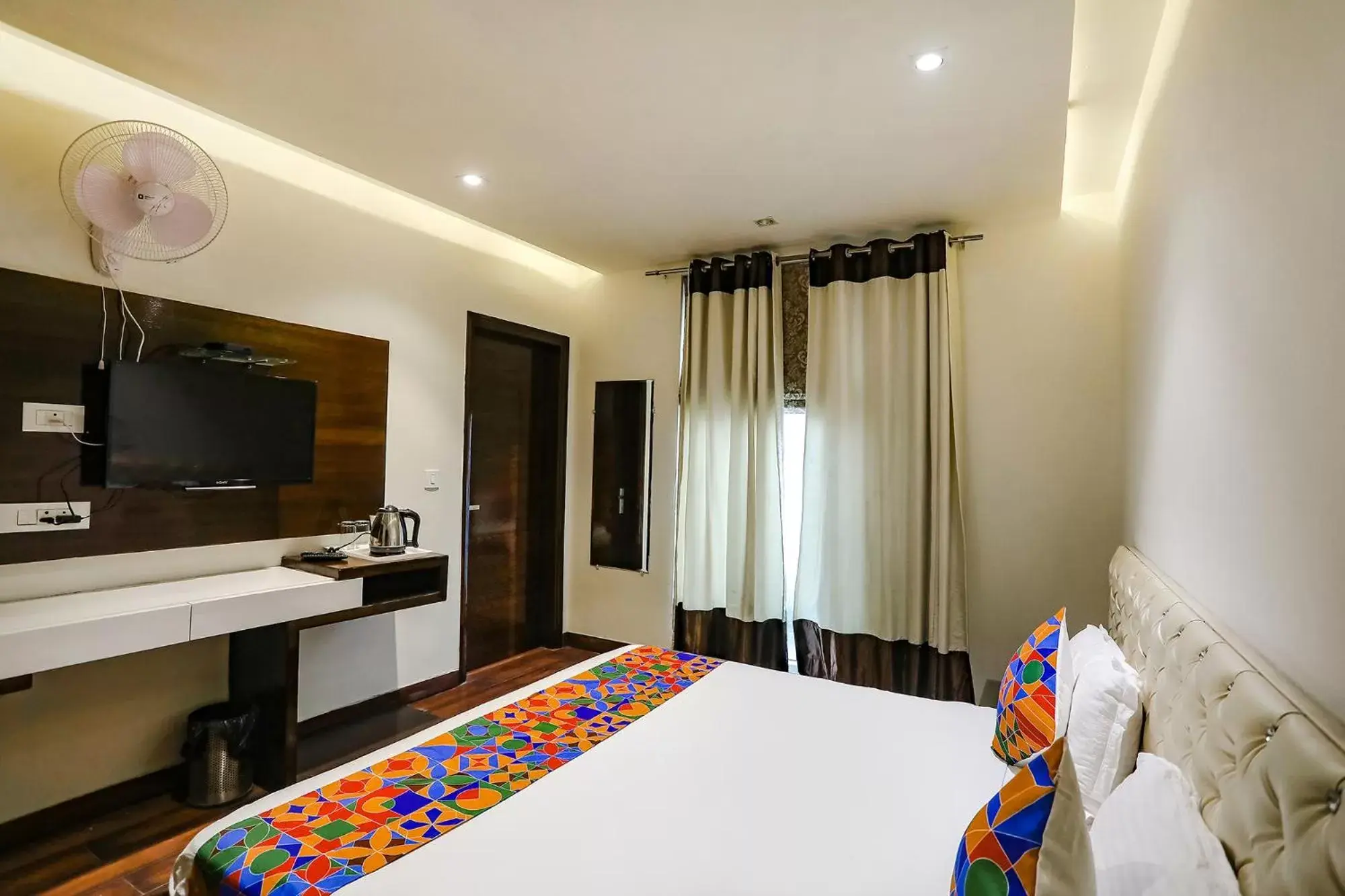 Communal lounge/ TV room, Bed in FabHotel Grand Stay Communal lounge/ TV room, Bed in FabHotel Grand Stay