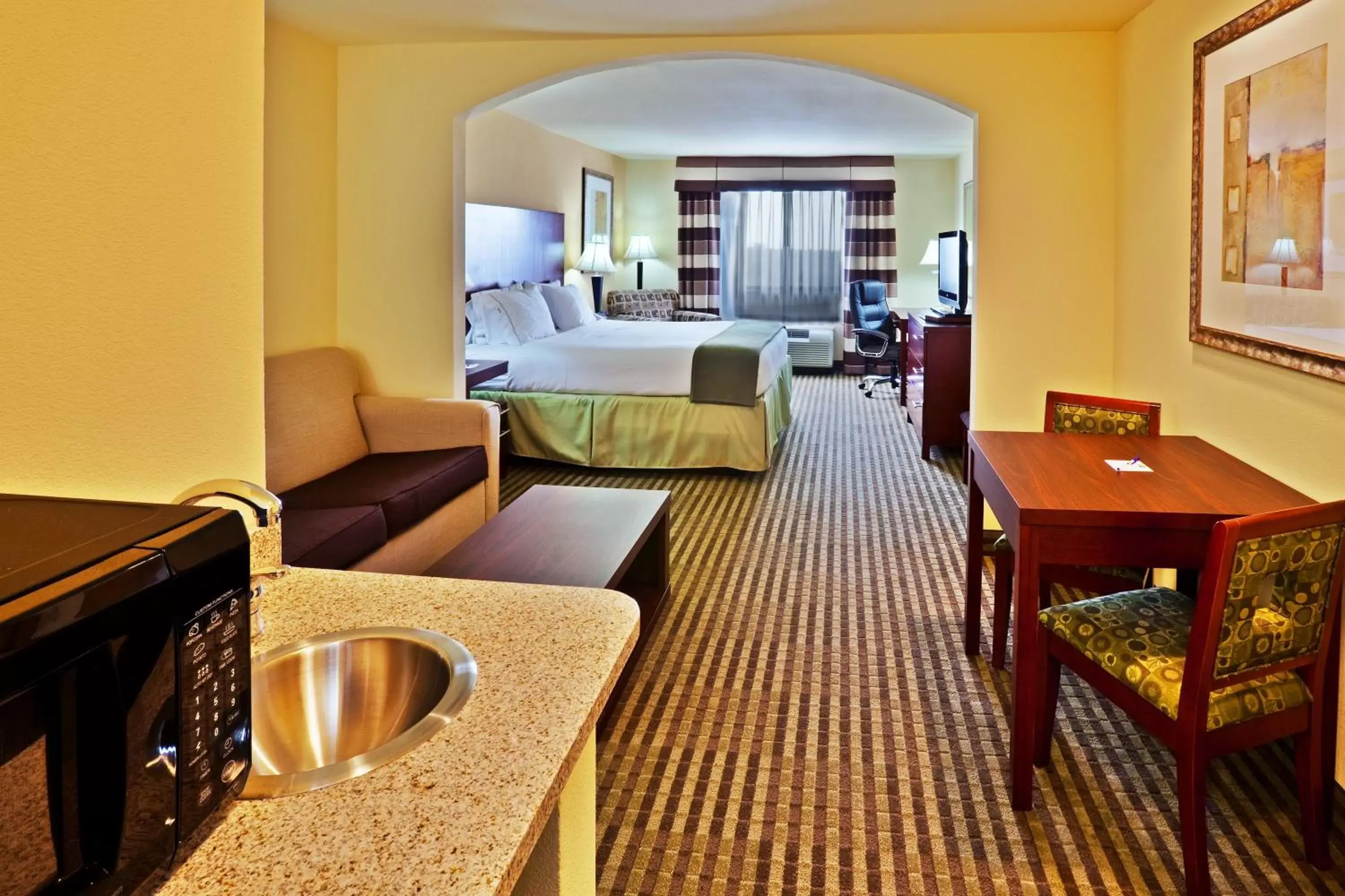 Photo of the whole room, Seating Area in Holiday Inn Express Ponca City, an IHG Hotel