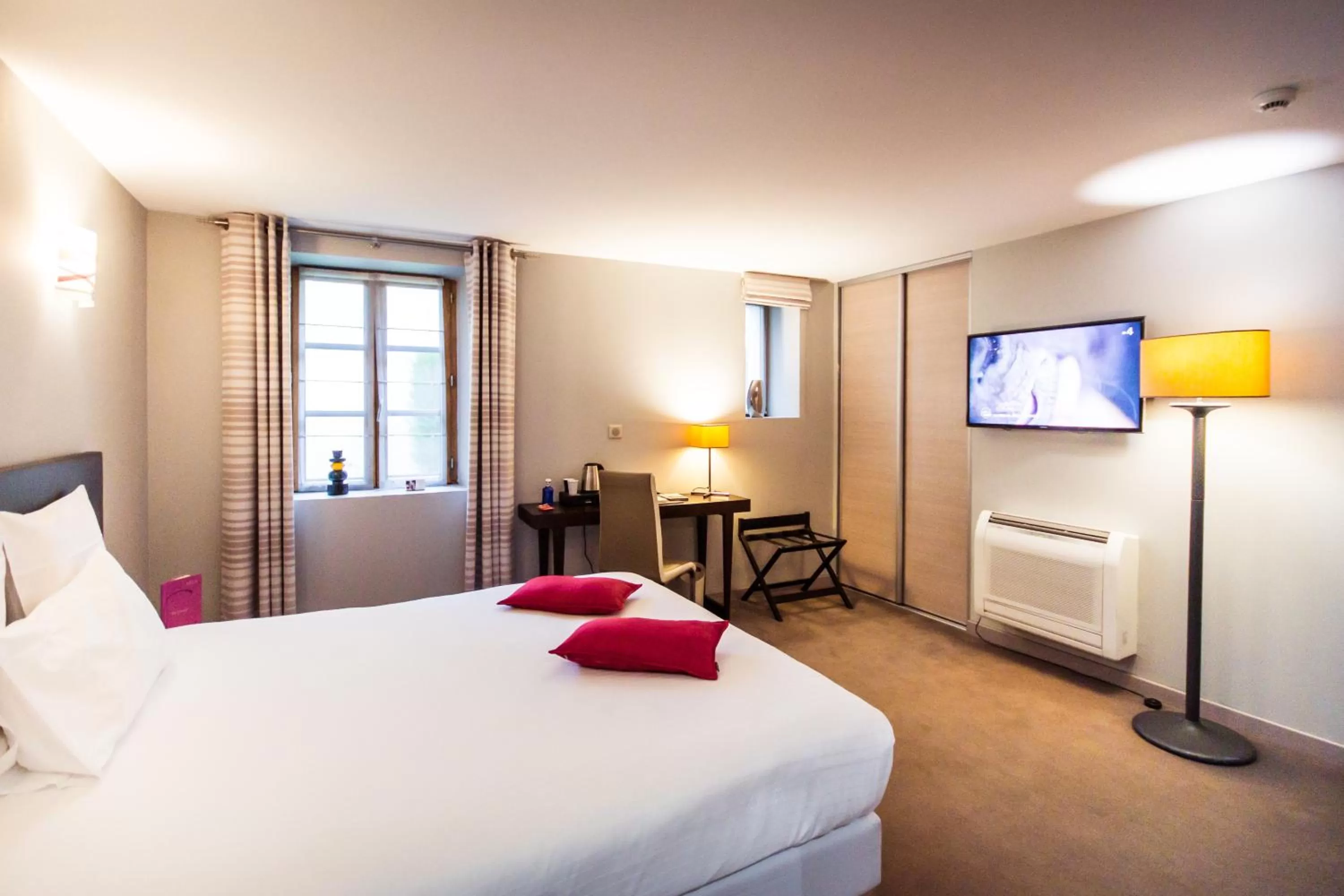 Photo of the whole room, Bed in Logis Villa C Hôtel