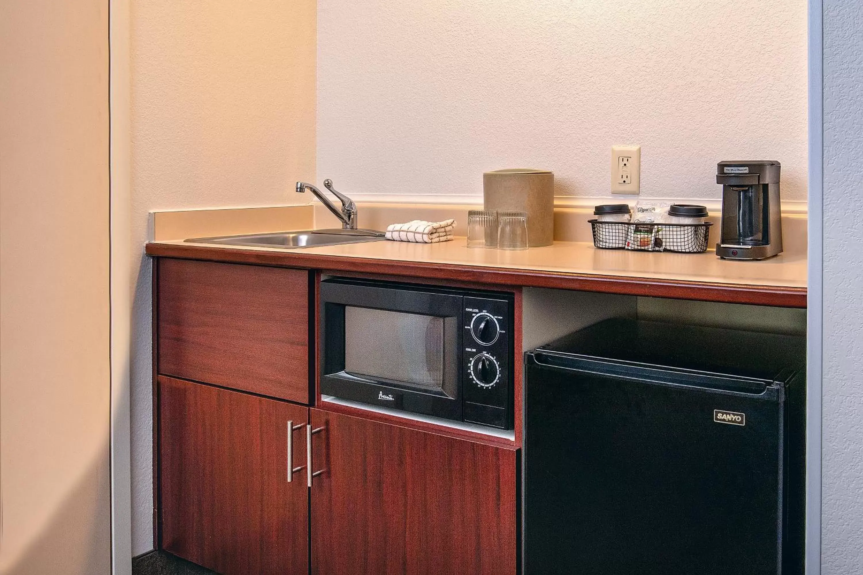 Guests, Kitchen/Kitchenette in SpringHill Suites by Marriott Hershey Near The Park