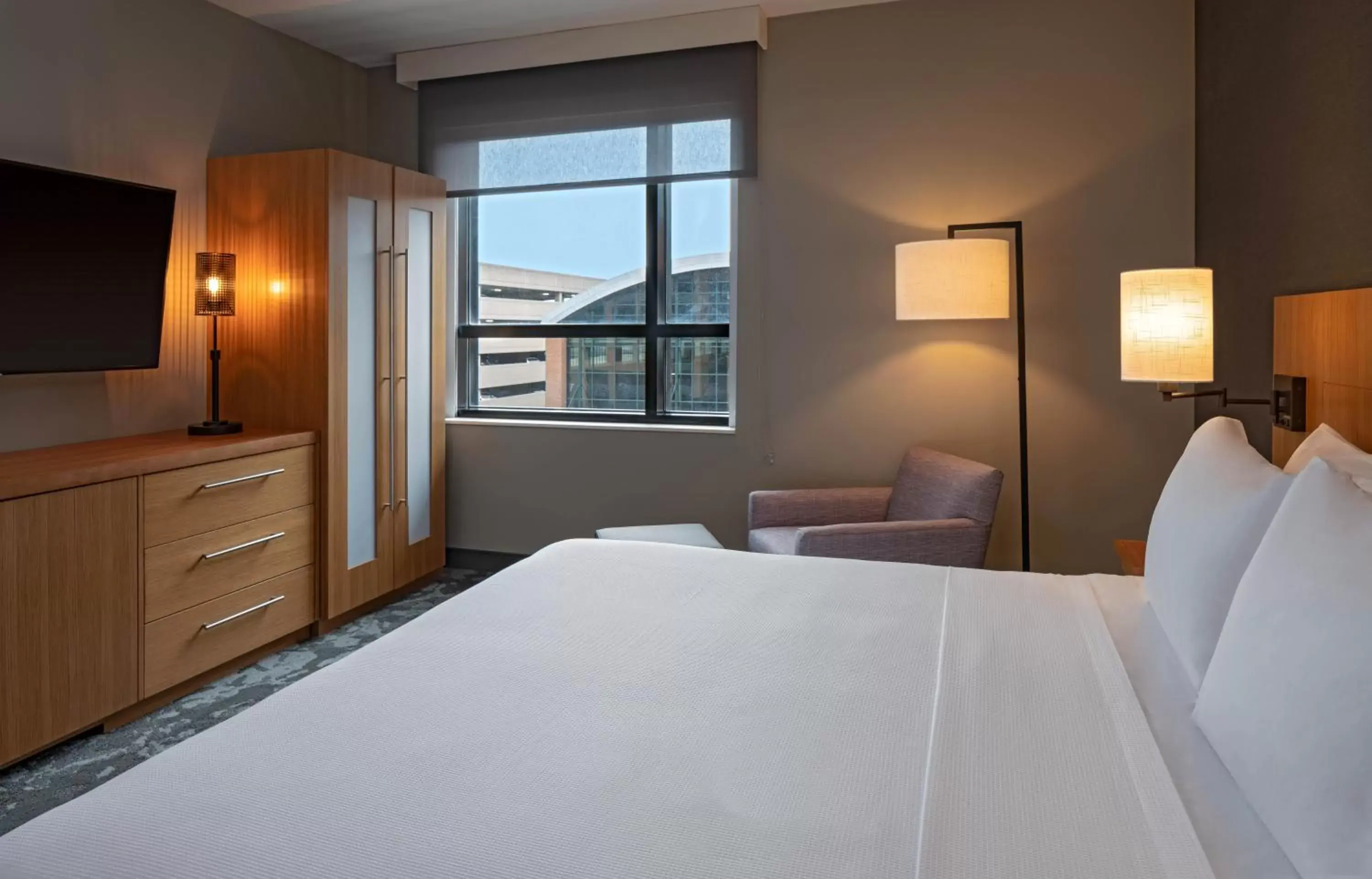 King Room with Roll-In Shower - Disability Access in Hyatt Place Indianapolis Downtown