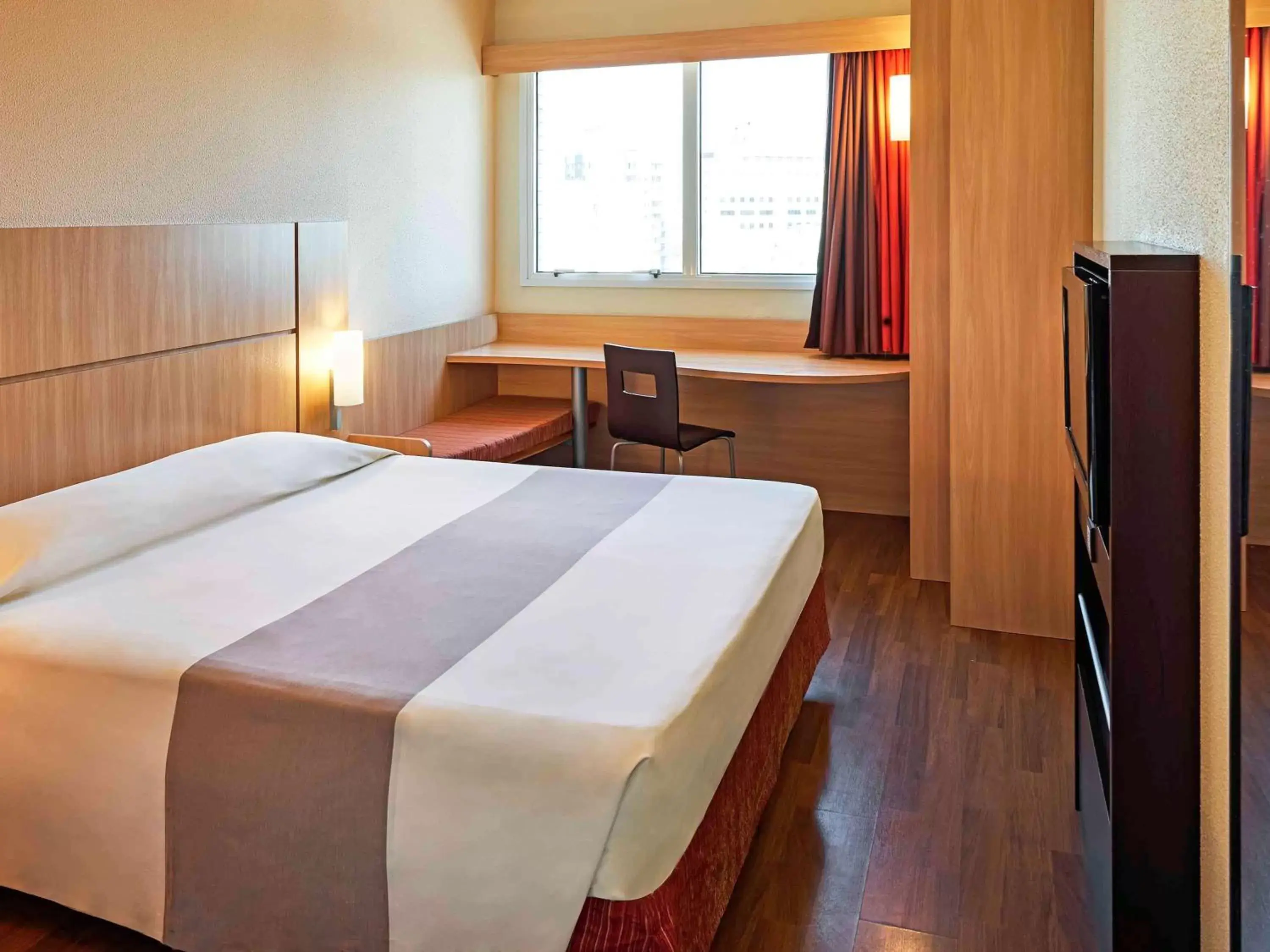 Photo of the whole room, Bed in Ibis Florianopolis Photo of the whole room, Bed in Ibis Florianopolis