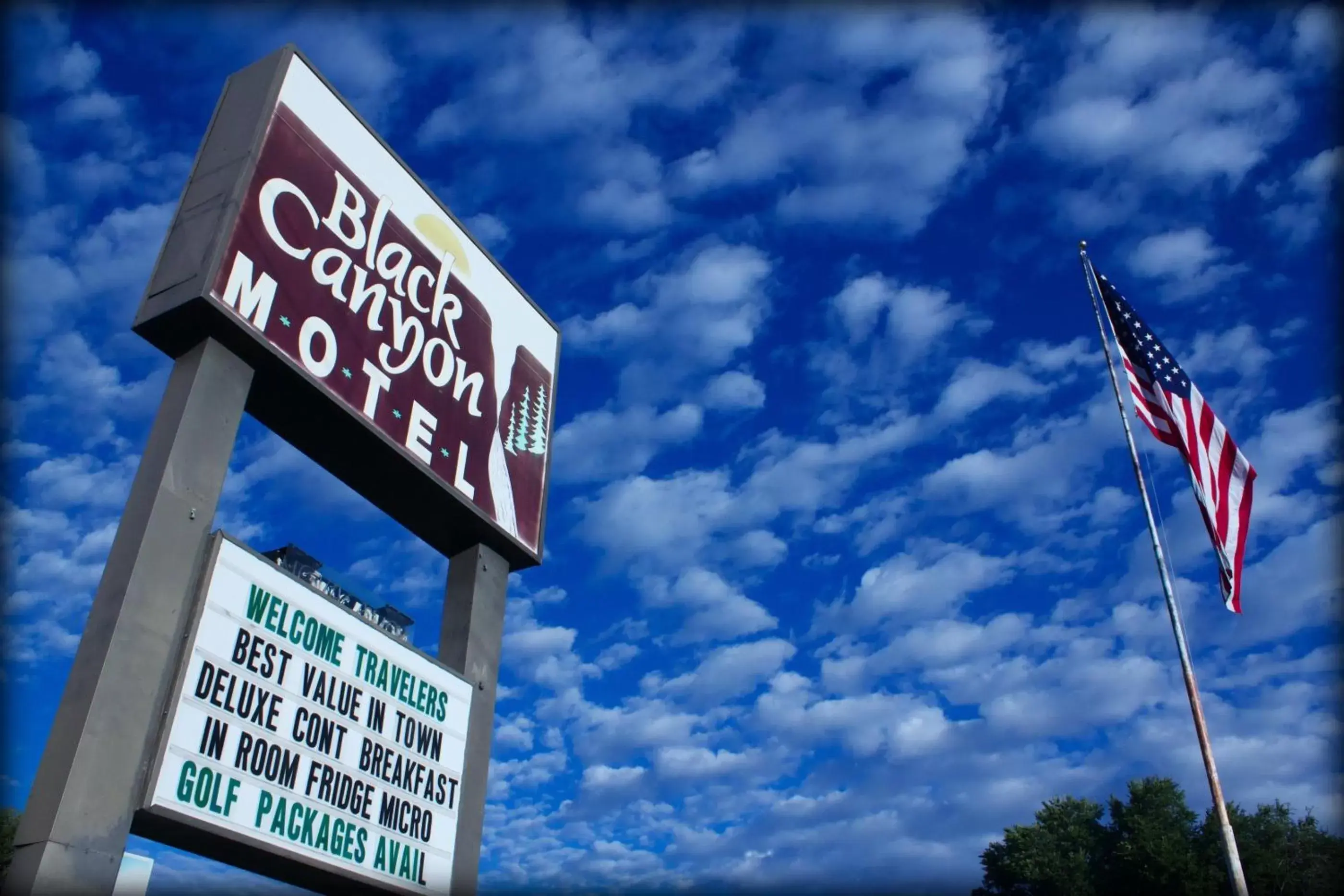 Facade/entrance in Black Canyon Motel